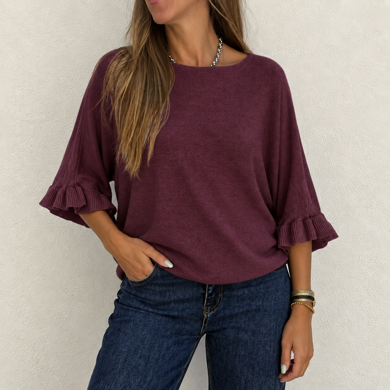 Blusa castanha de malha com mangas 3/4 e folhos, usada com jeans