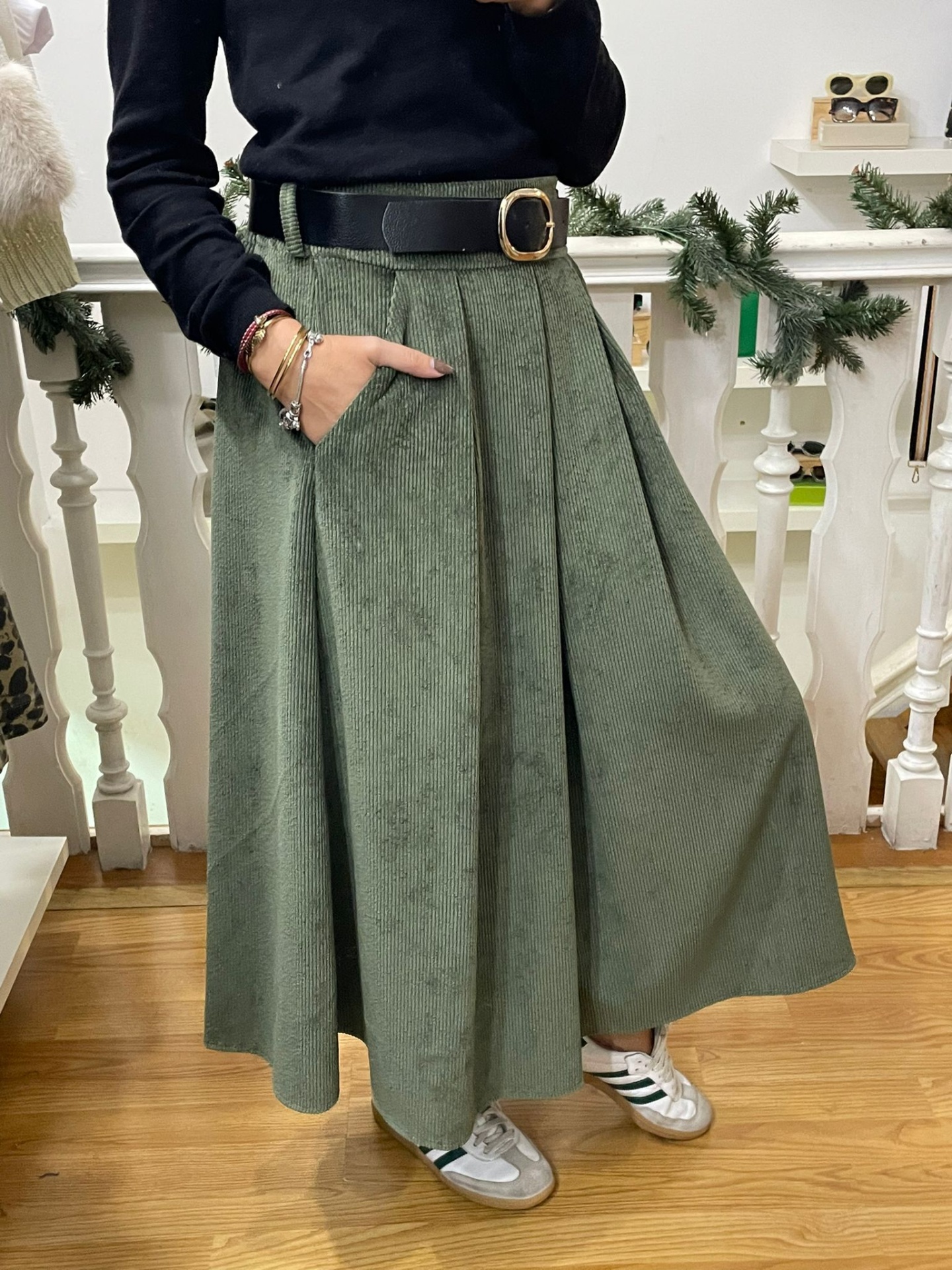 Saia midi verde canelada com cinto preto e camisola preta