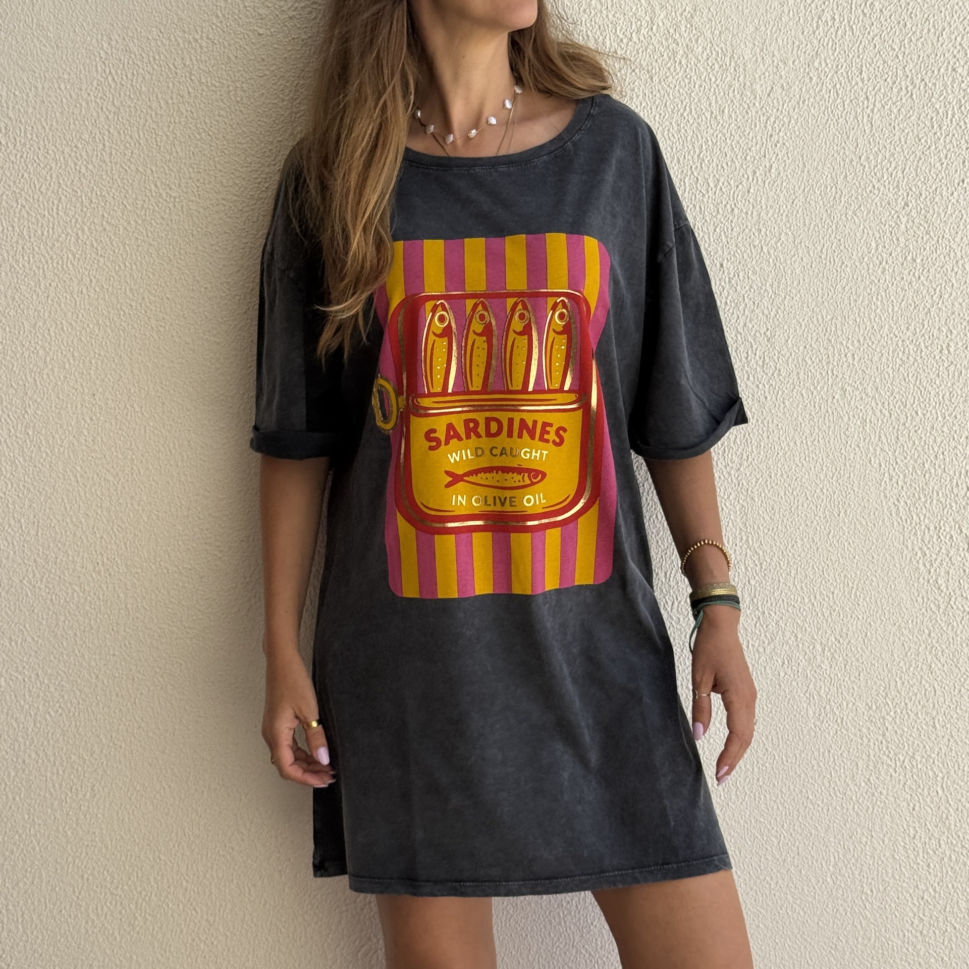Vestido t-shirt cinza escuro com estampa lata de sardinhas colorida