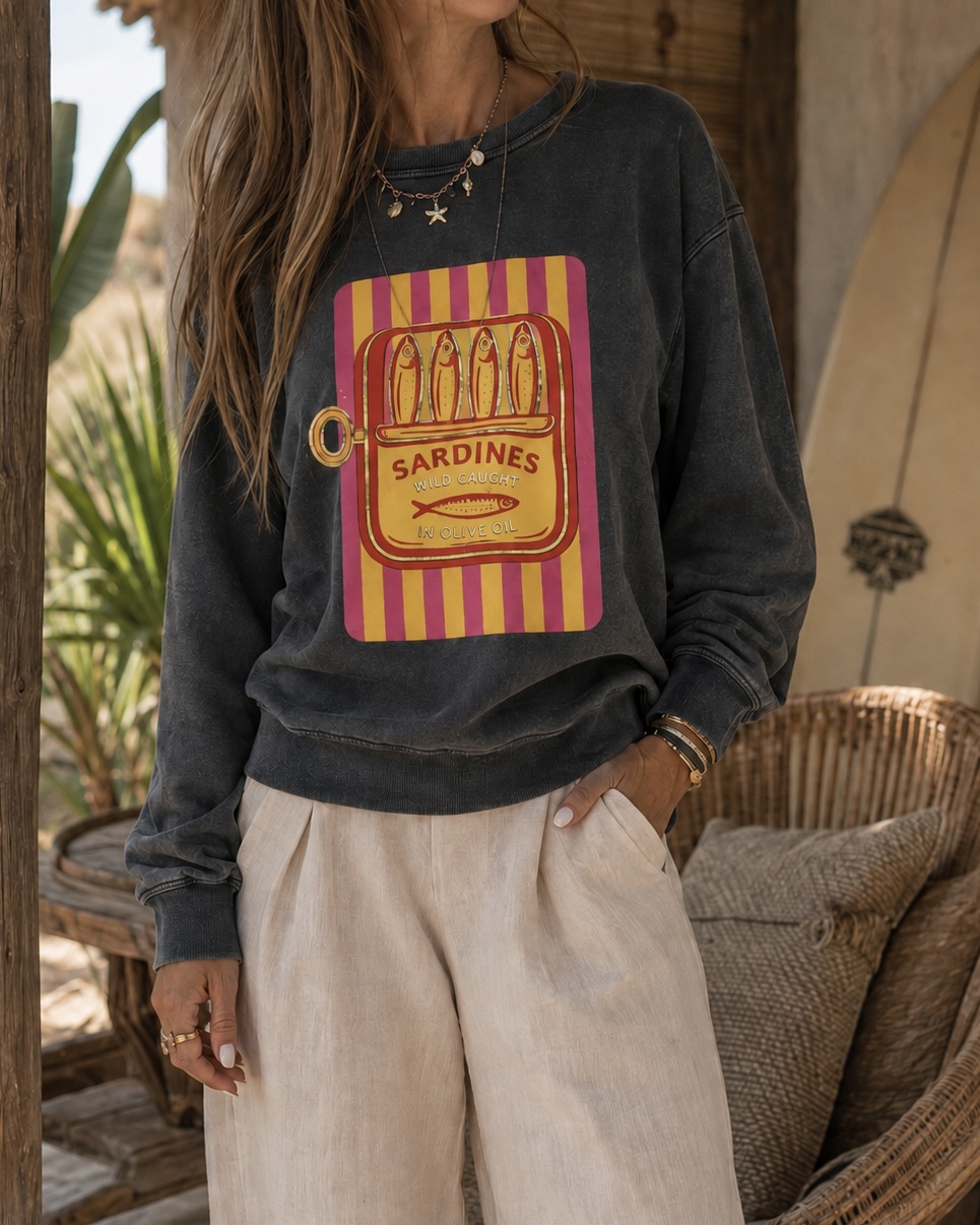 Sweatshirt cinzenta escura com estampa de lata de sardinhas colorida