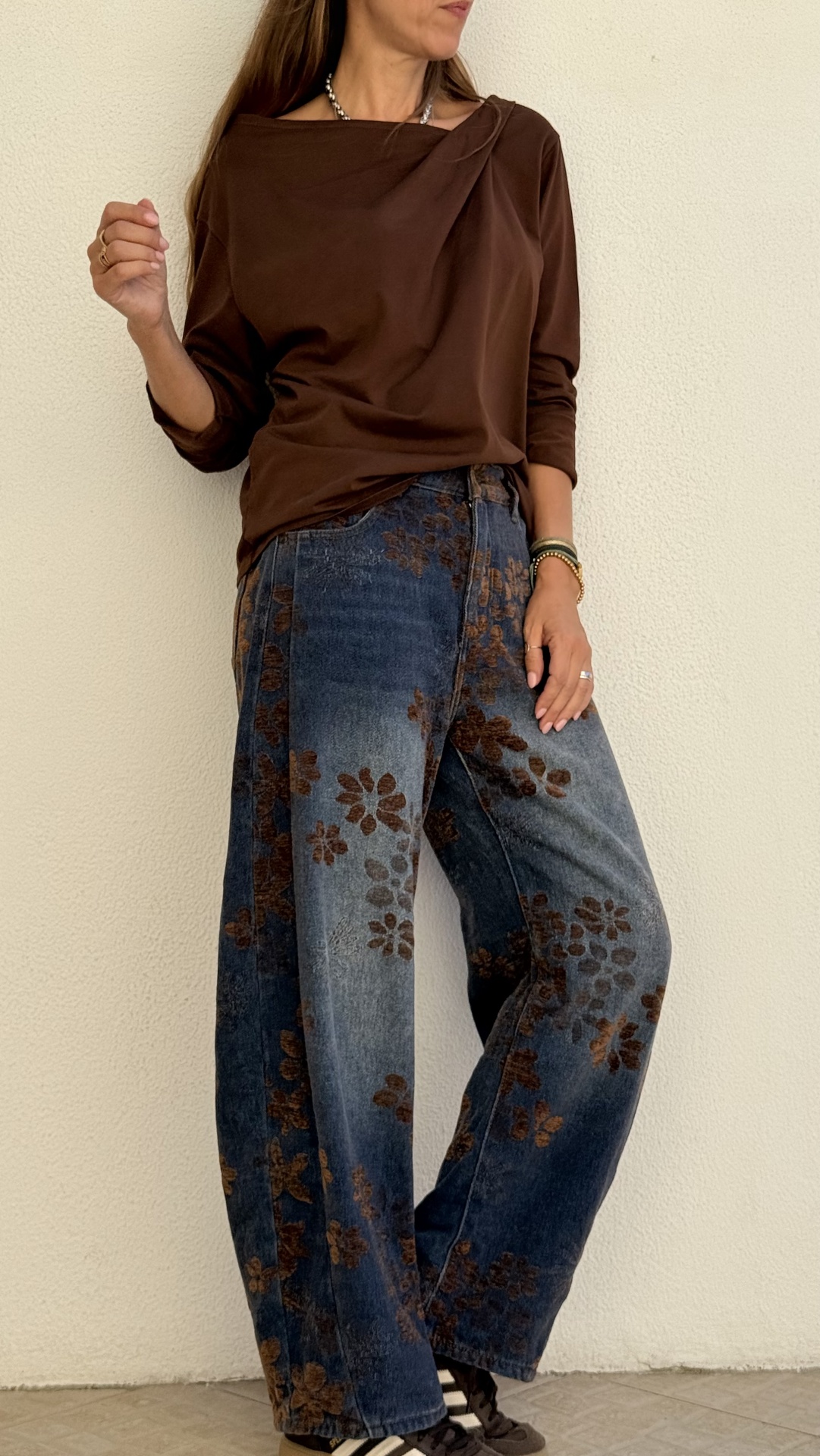 Calças de ganga com flores castanhas e t-shirt castanha