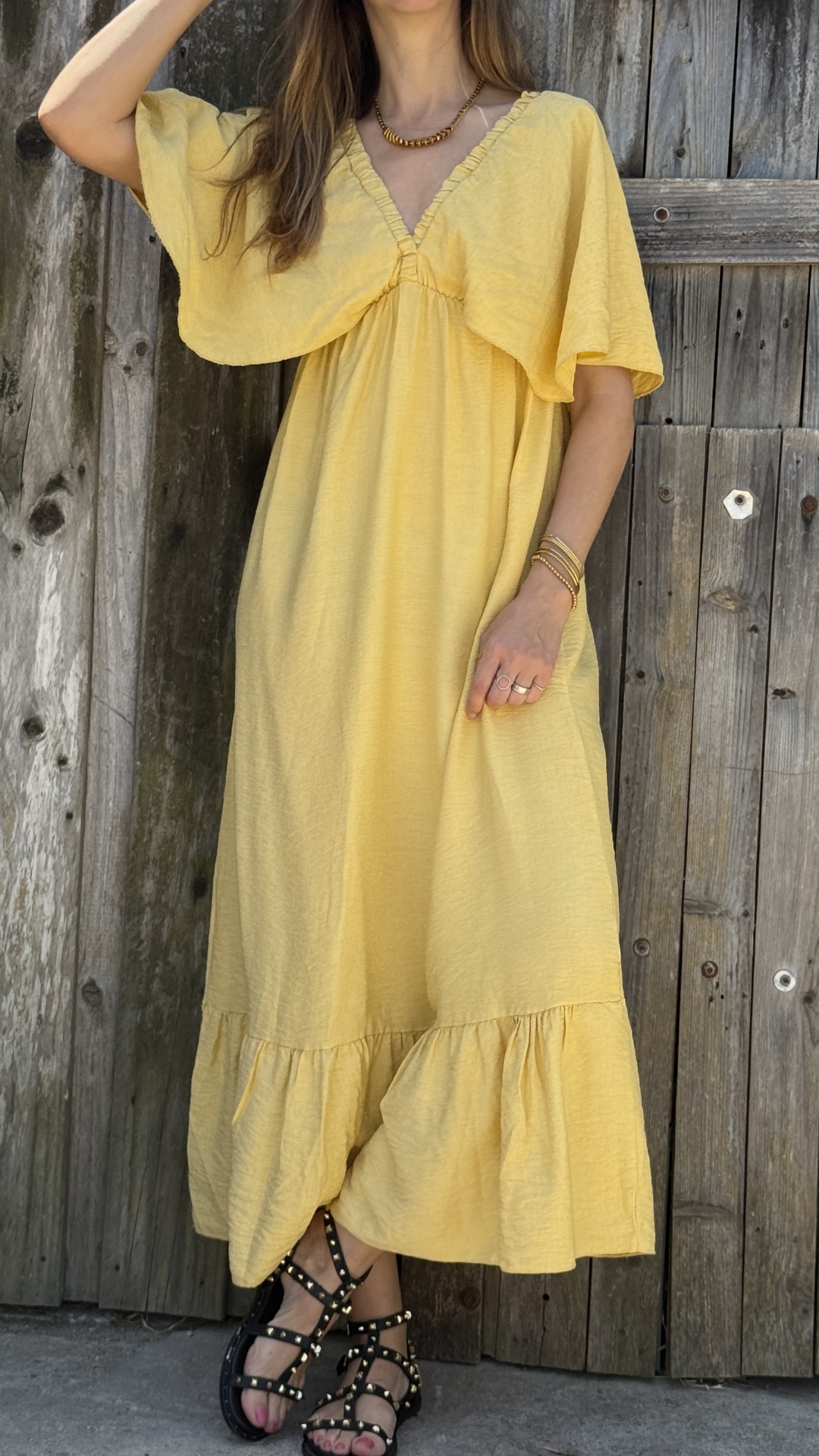 Vestido midi amarelo claro com gola em V em tecido leve com textura suave