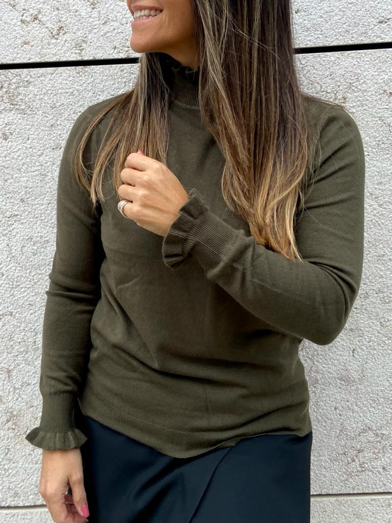 Camisola verde-oliva com gola e punhos folhosos usada por mulher