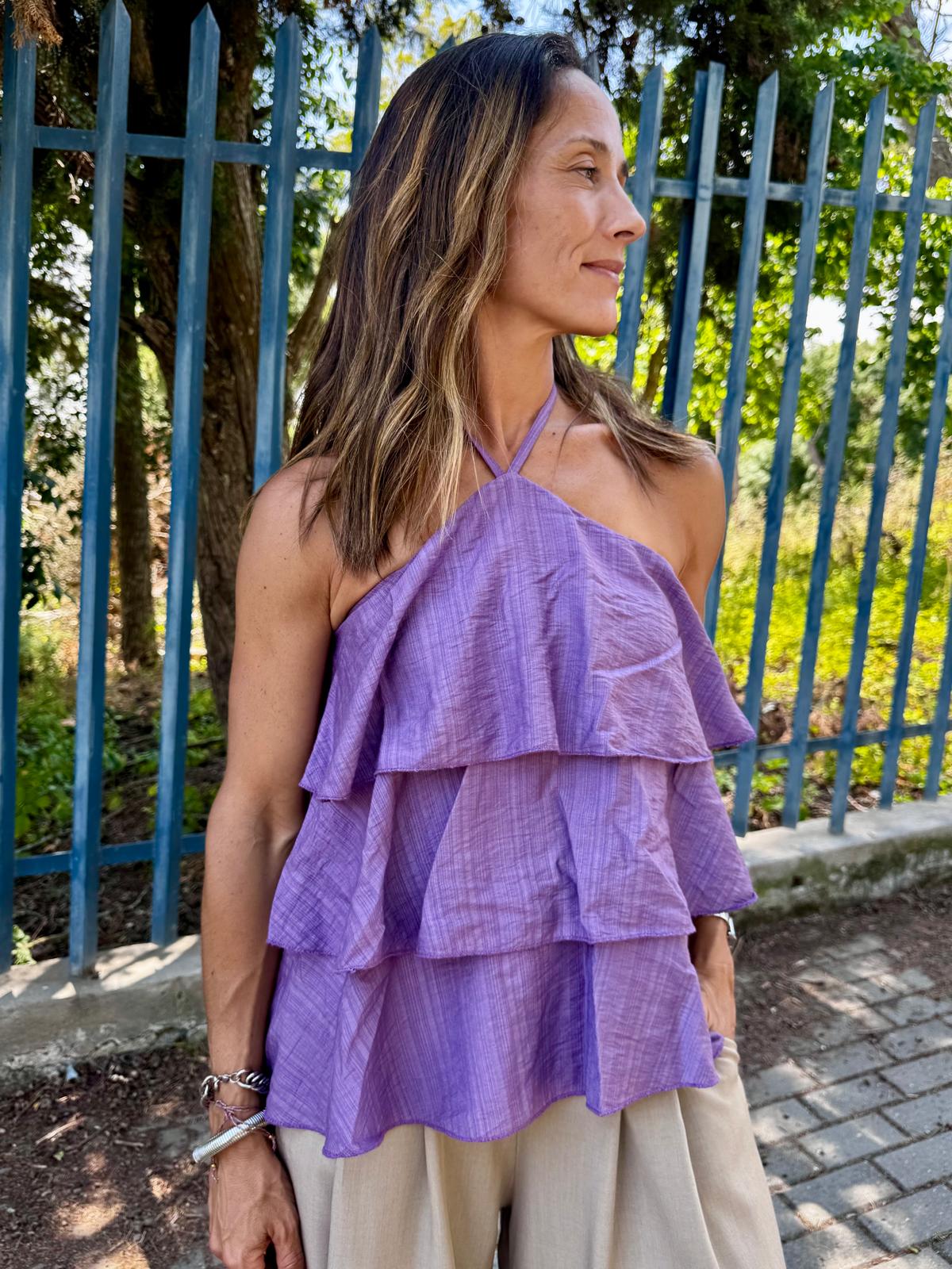 Blusa lilás de mulher com babados em ambiente externo