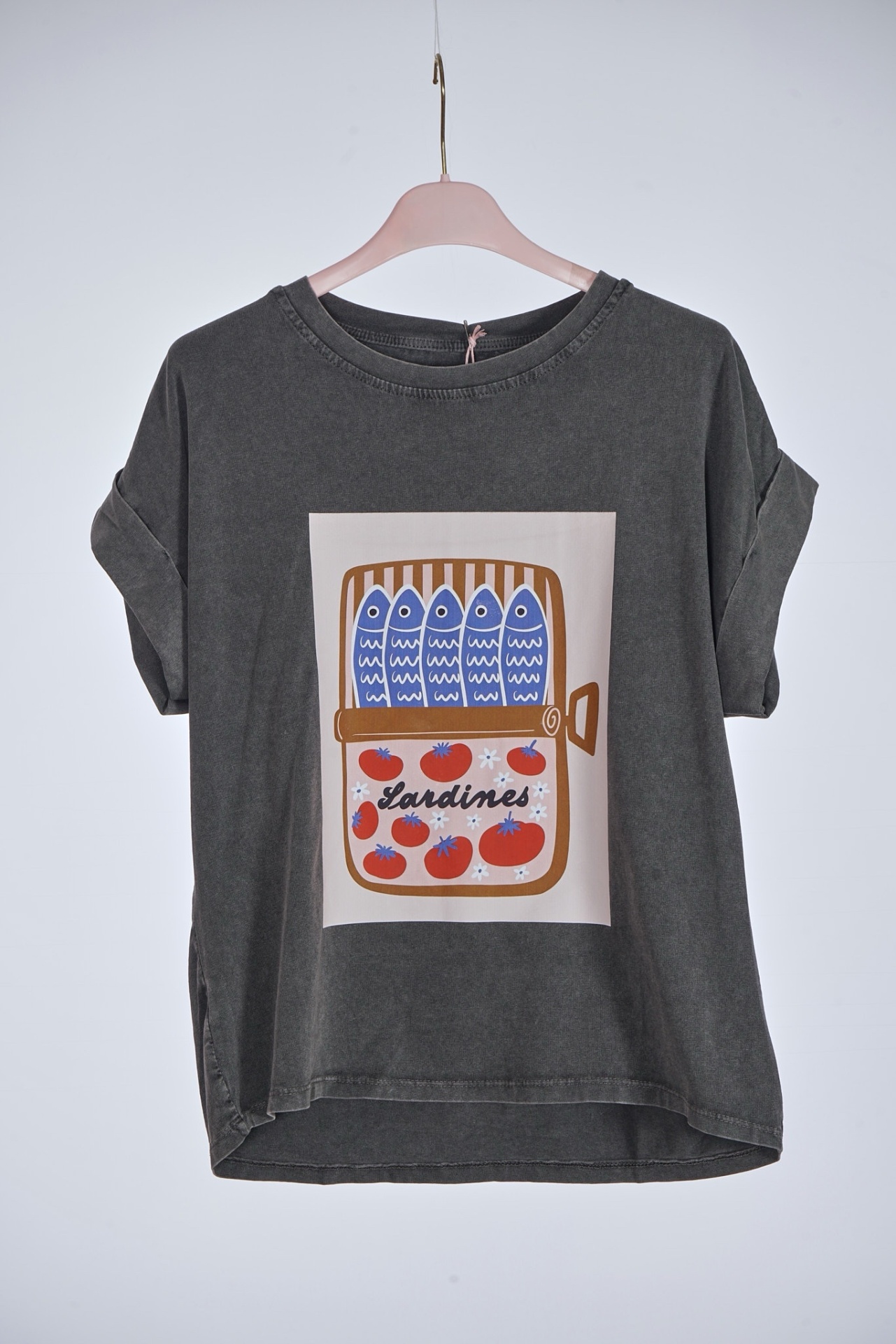 T-shirt cinza com estampa de caixa de sardinhas e tomates