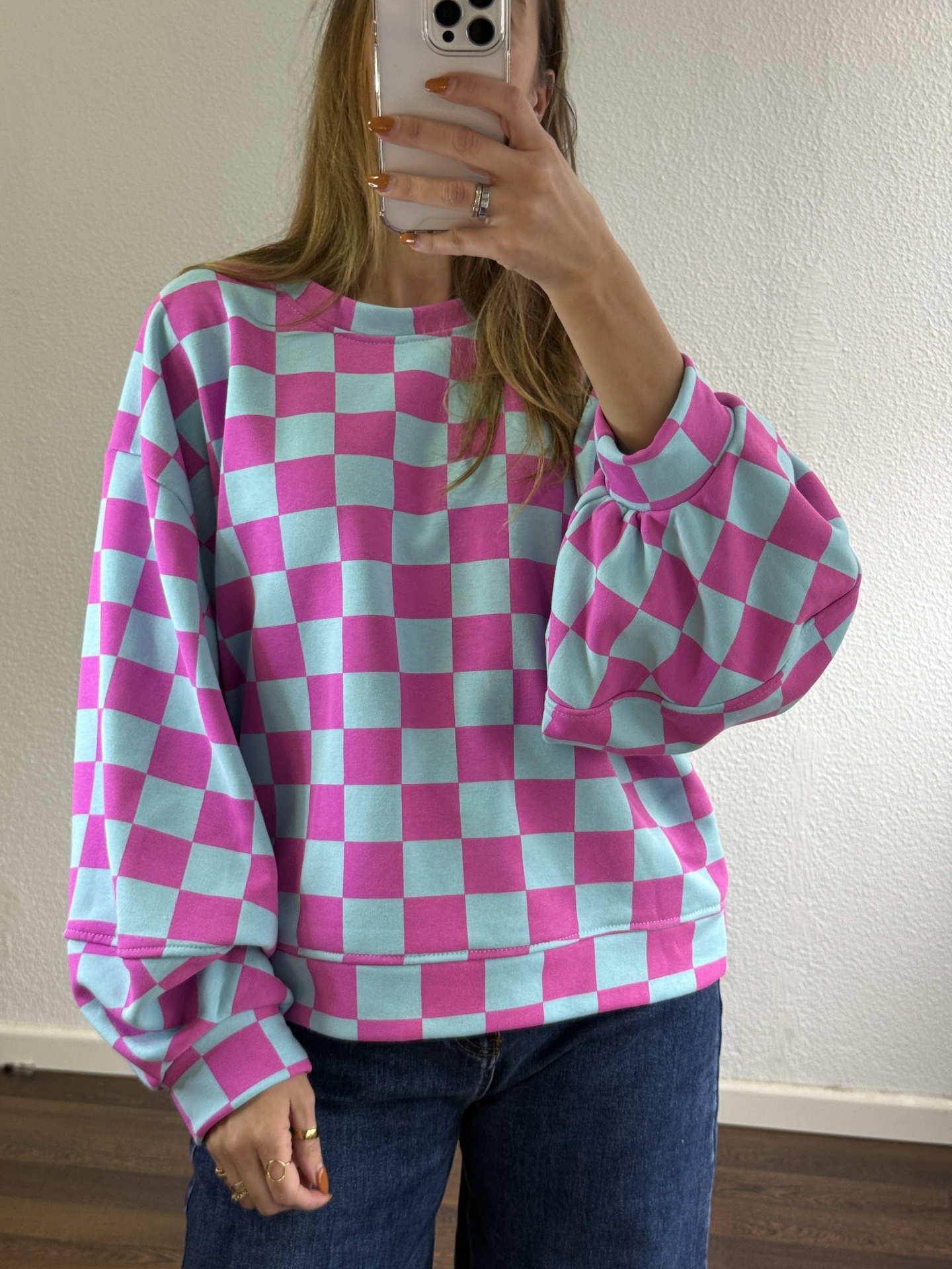 Sweatshirt xadrez azul claro e rosa com mangas largas e detalhes de franzidos