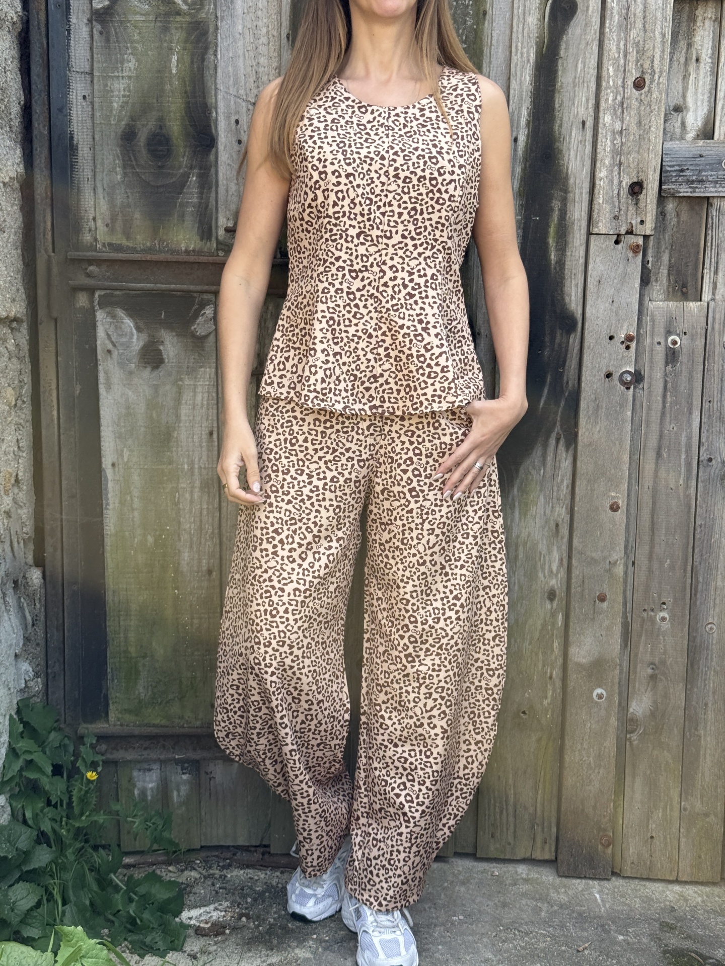 Conjunto animal print bege e castanho, top de alças e calças largas