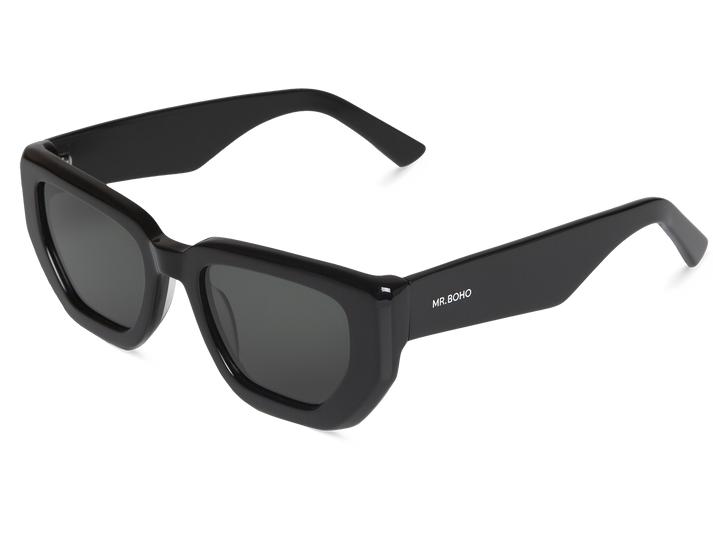 Óculos de sol quadrados pretos com lentes escuras e texto MR. BOHO na haste