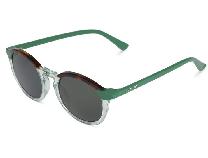 Óculos de sol com armação redonda castanha e transparente, hastes verdes e lentes escuras