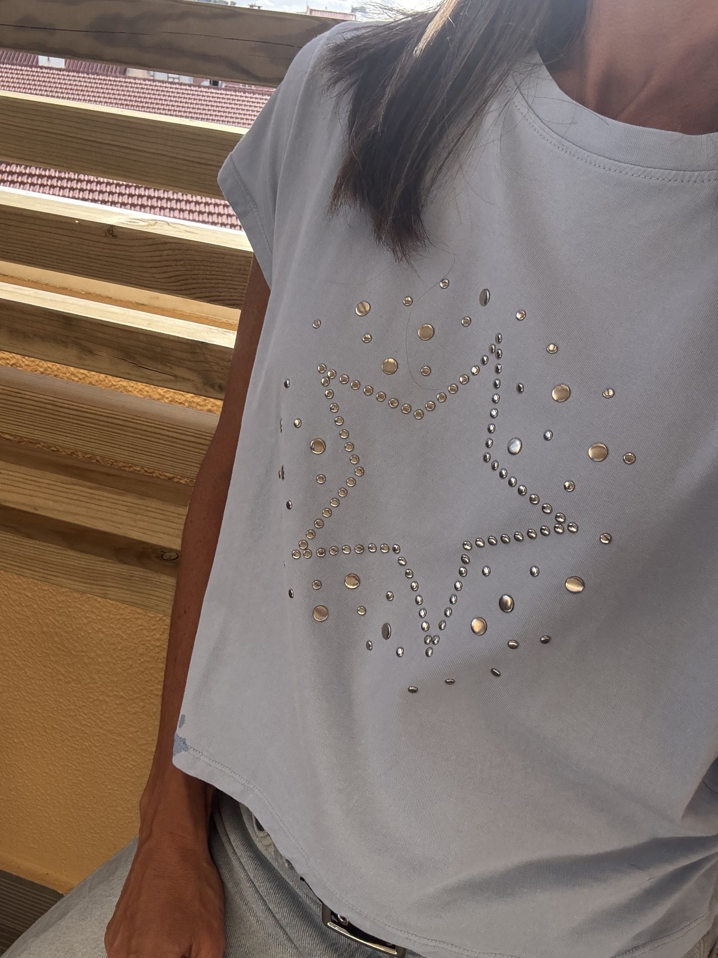 T-shirt branca com estrela em tachas prateadas e douradas