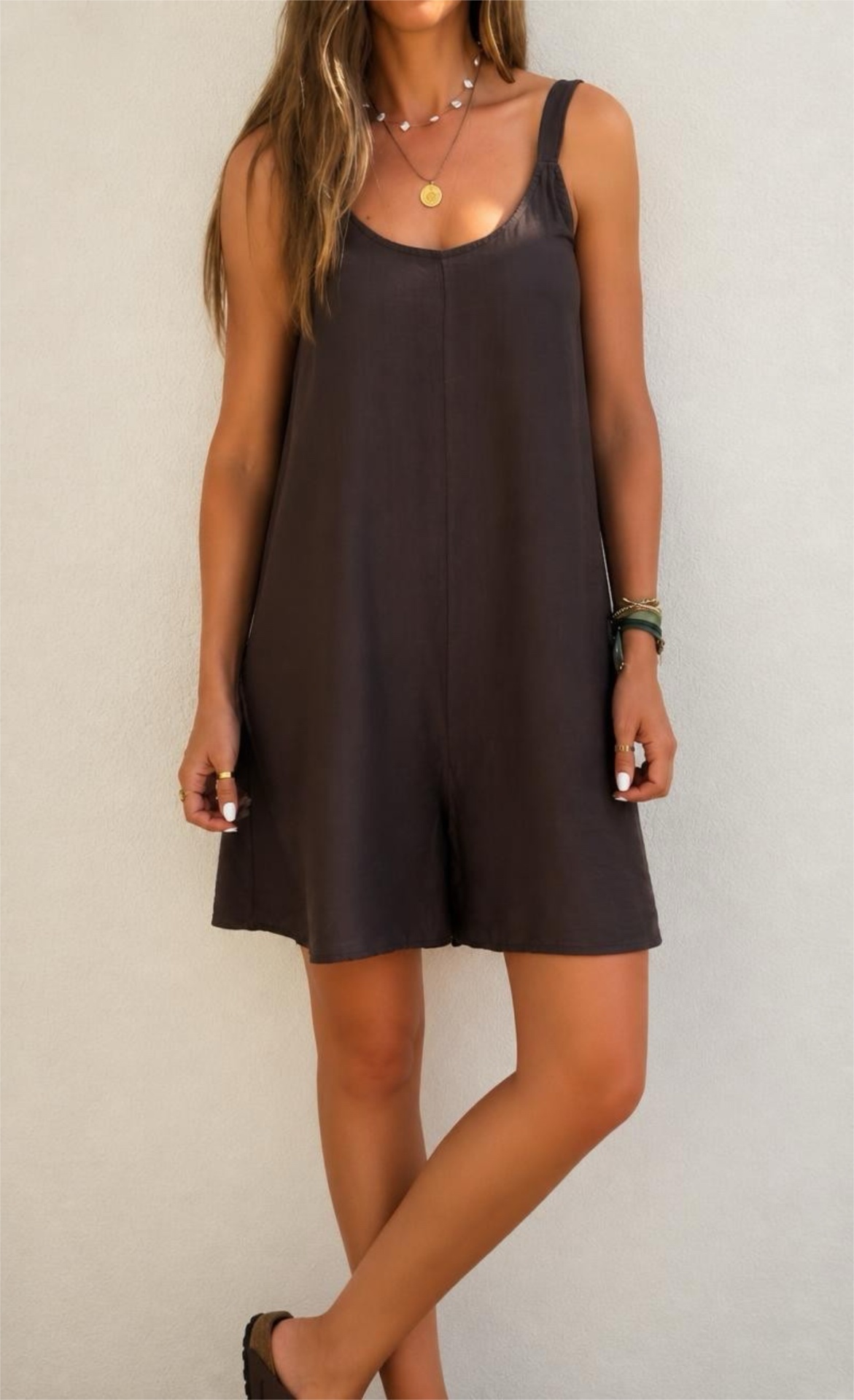 Vestido curto castanho escuro sem mangas com alças largas