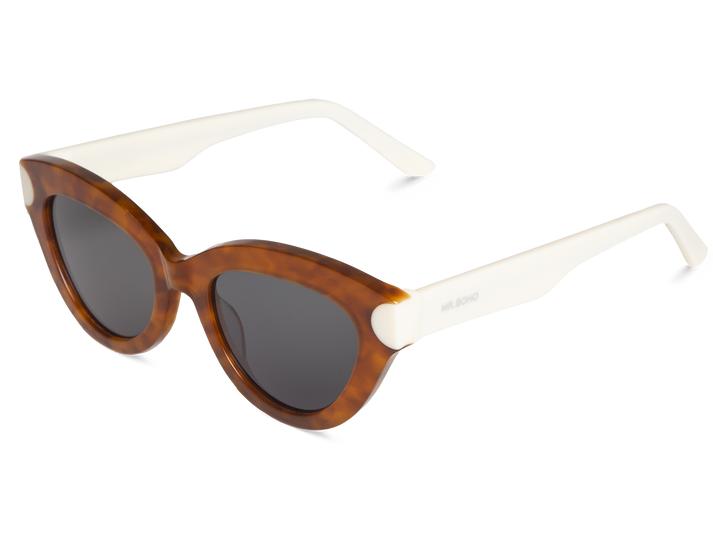 Óculos de sol castanhos com hastes brancas e lentes escuras