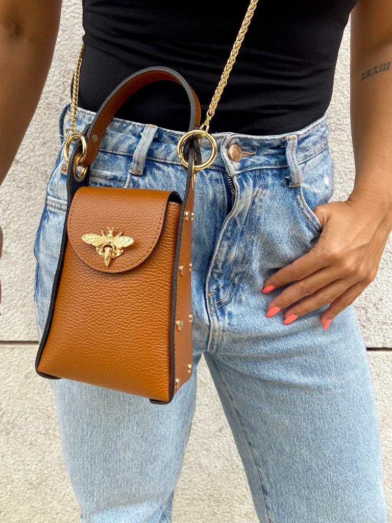 Mala pequena castanha em pele com fecho de abelha dourada e alça de corrente dourada