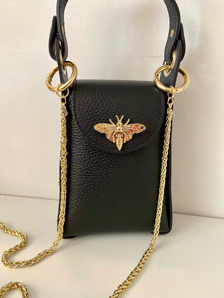 Bolsa pequena preta de couro com corrente dourada e abelha dourada frontal