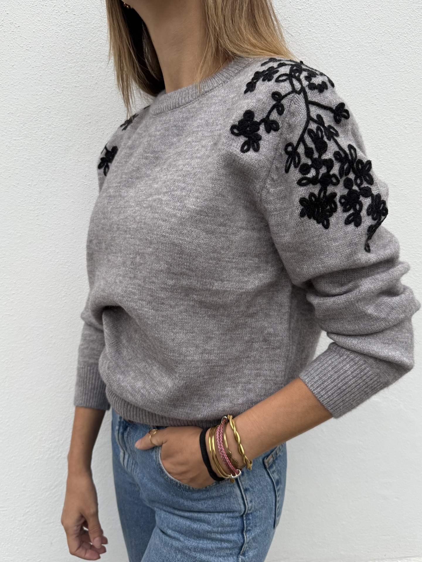 Camisola cinzenta de malha com padrão floral preto nos ombros