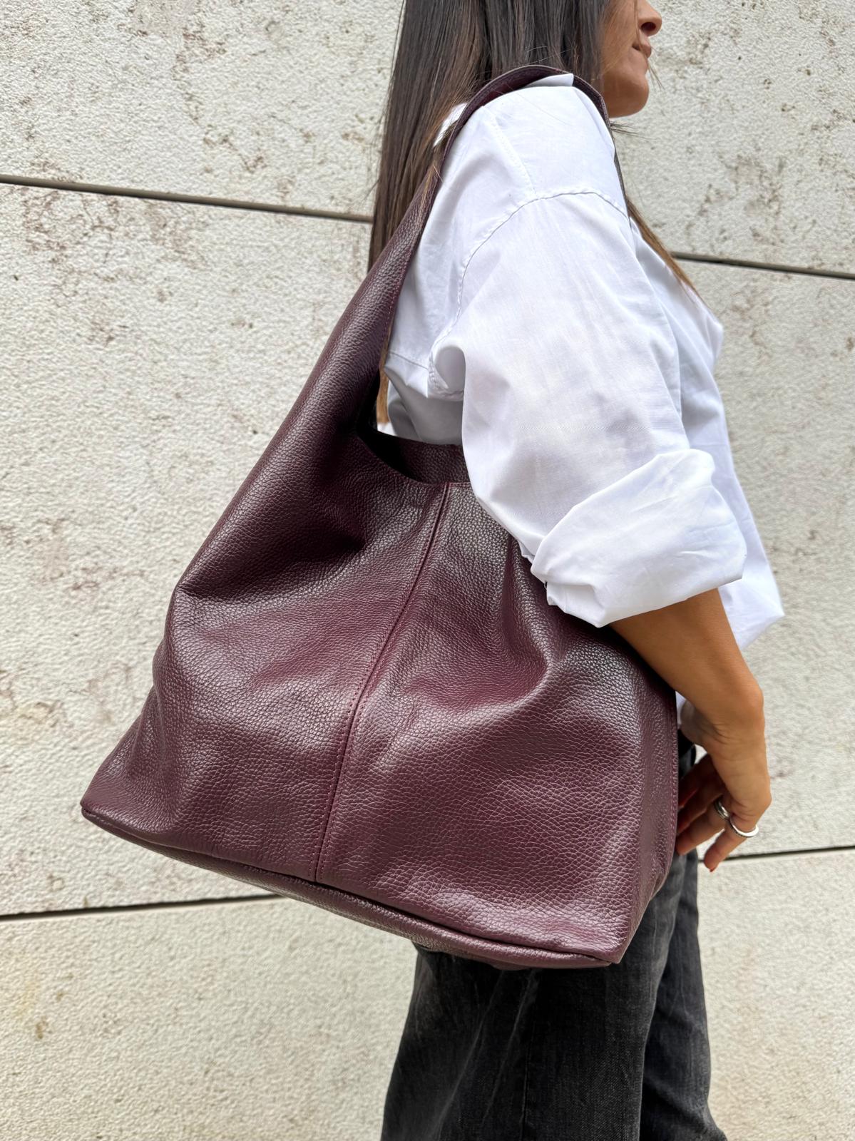 Mala de ombro grande em pele granulado bordô vista de perfil