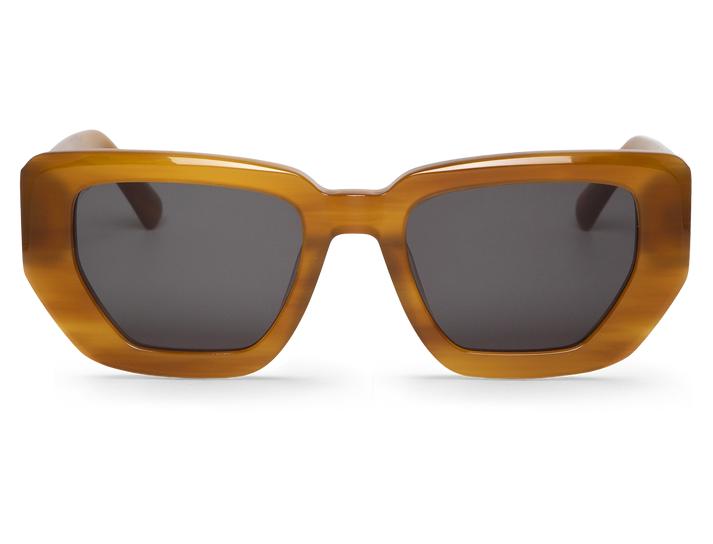 Óculos de sol castanhos com lentes escuras e armação larga.