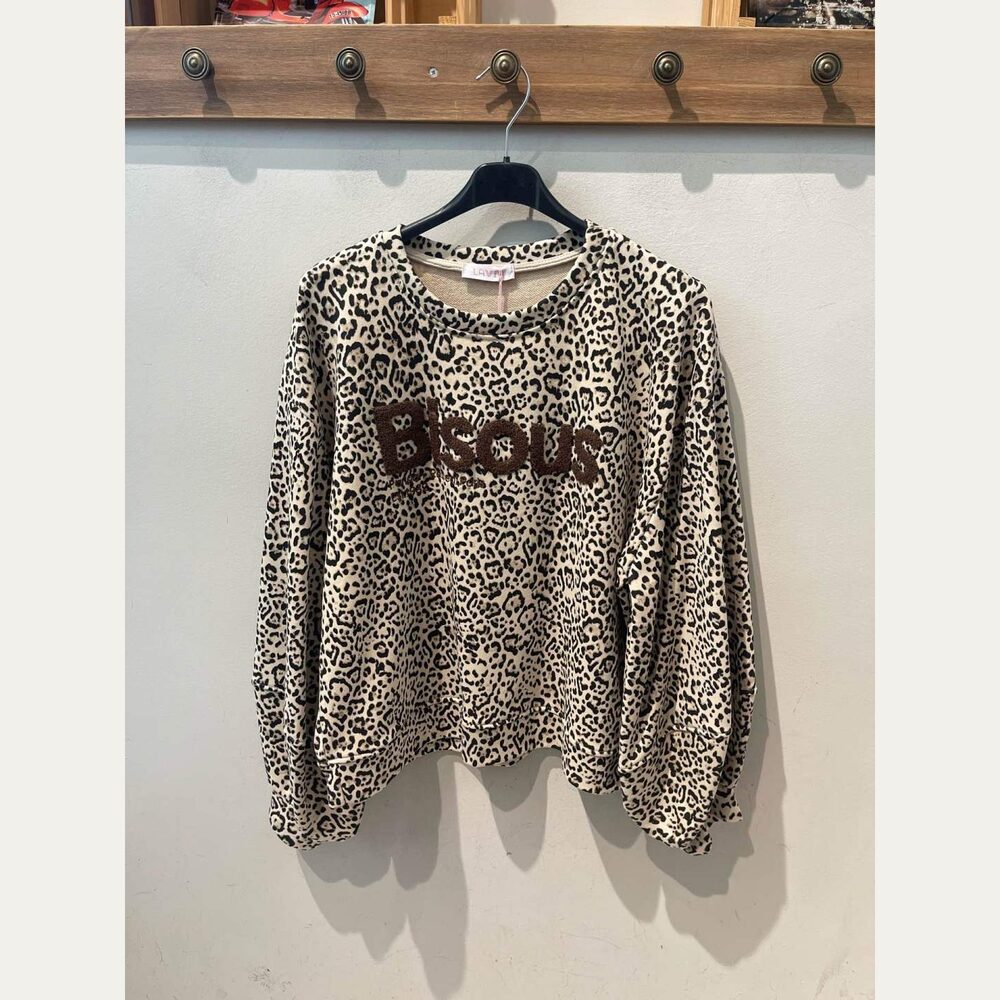Sweatshirt bege com padrão leopardo e texto BSOUS