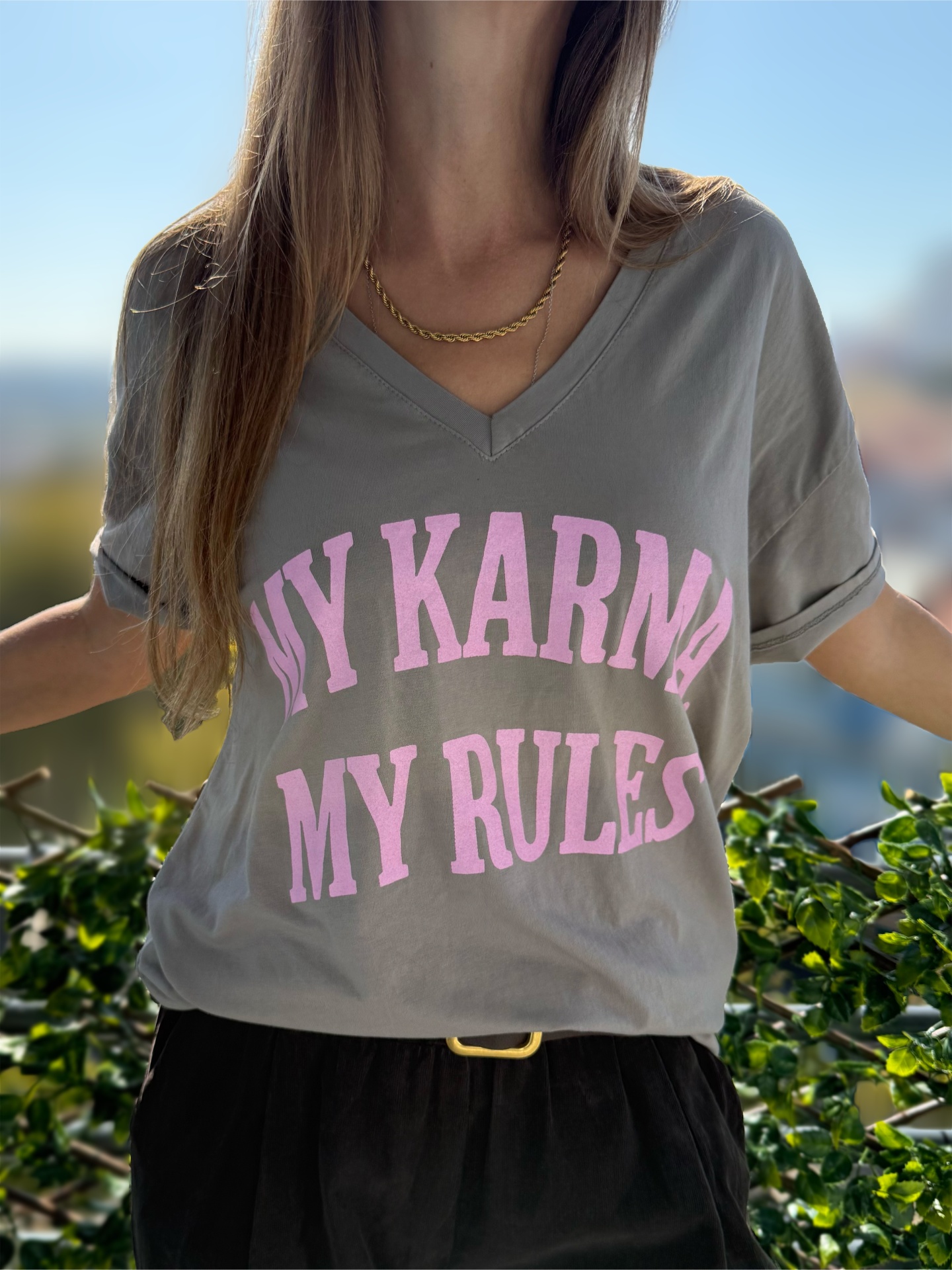 T-shirt cinzenta com texto cor-de-rosa 'MY KARMA MY RULES' no peito