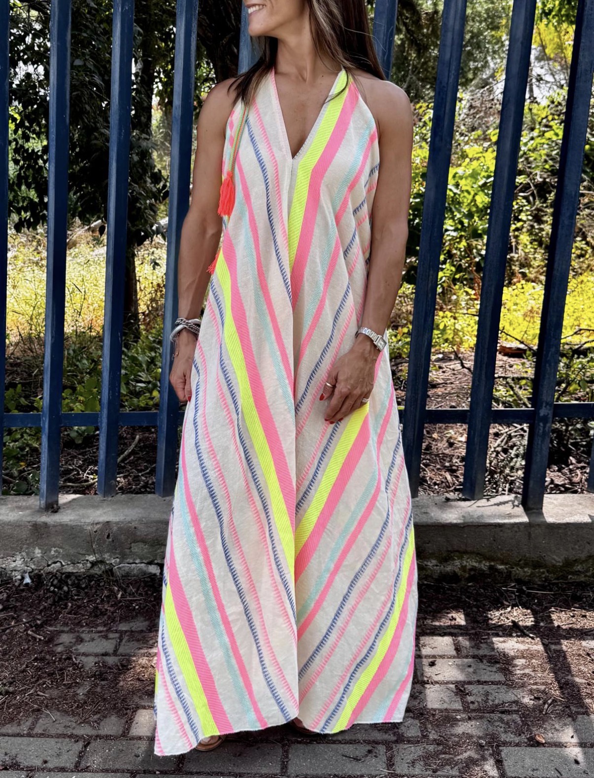 Vestido comprido de riscas coloridas neon e branco com alças e decote em V