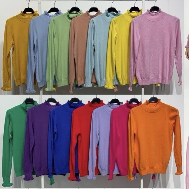 Camisolas femininas coloridas de manga longa penduradas em cabides