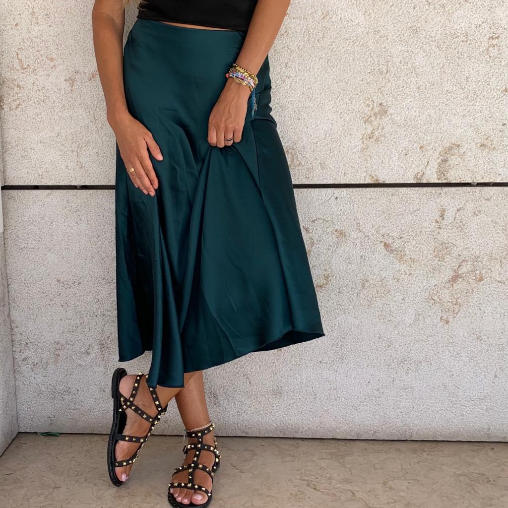 Saia midi azul escuro com top preto e sandálias pretas com tachas