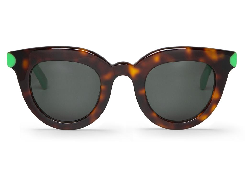 Óculos de sol padrão tartaruga com detalhe verde nas hastes