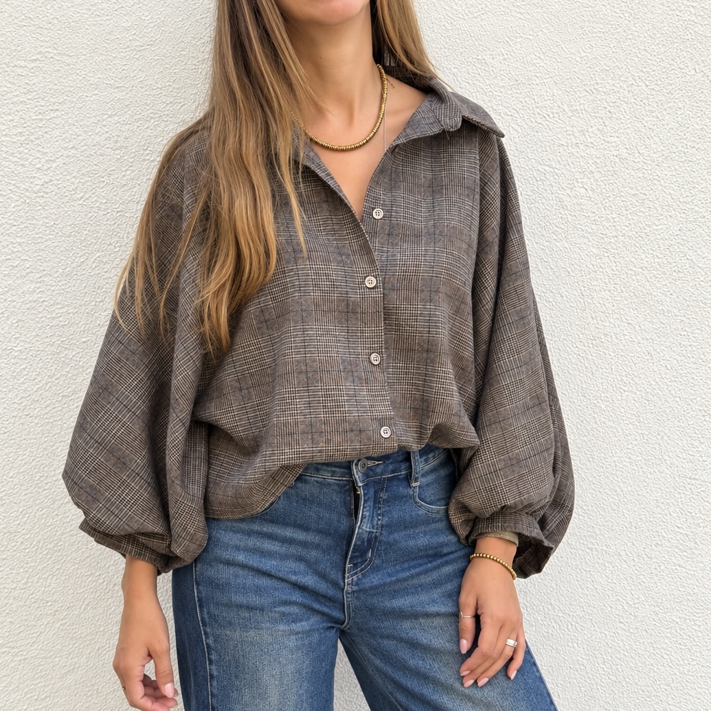 Blusa xadrez castanha de manga comprida com botões com jeans azul