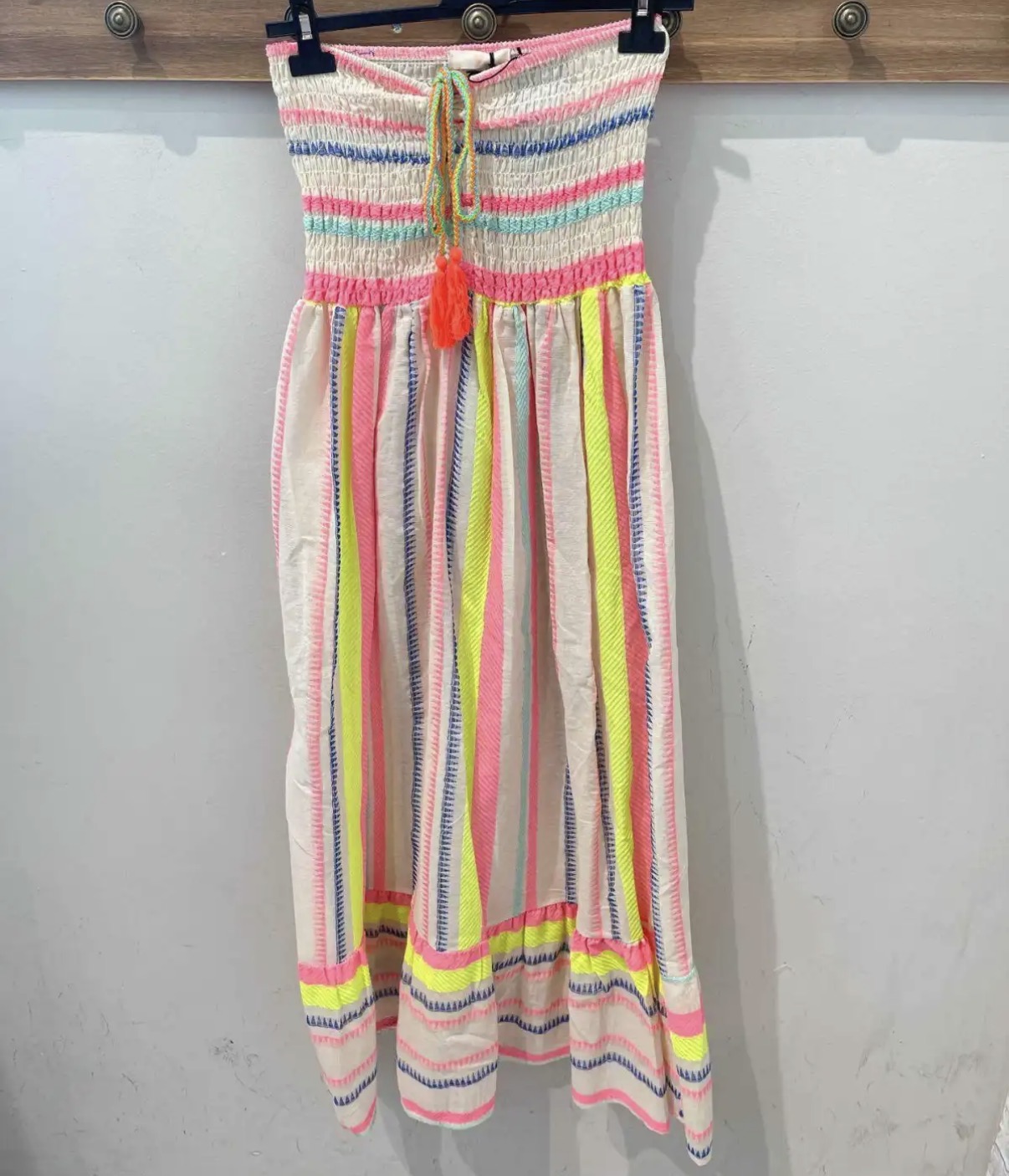 Vestido longo branco com riscas coloridas e franzido no corpo