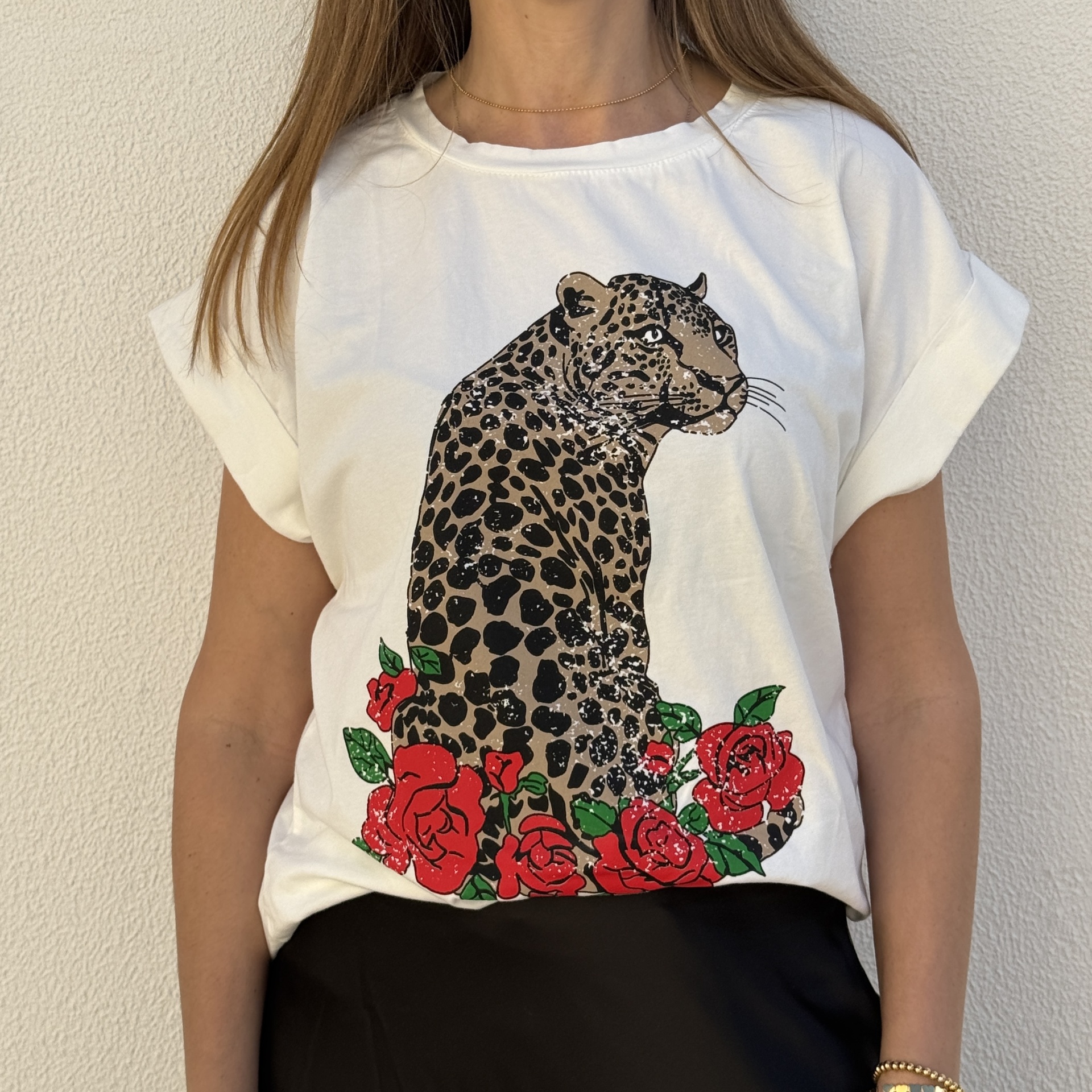 T-shirt branca com estampa de leopardo e flores vermelhas