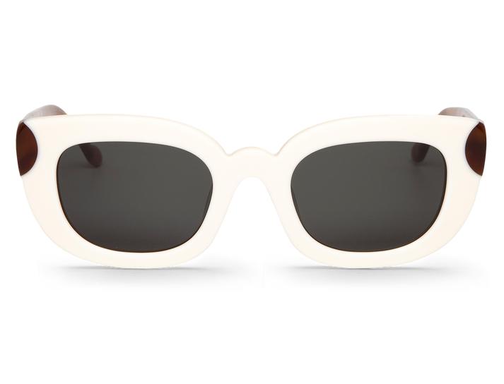 Óculos de sol com armação branca e lentes escuras