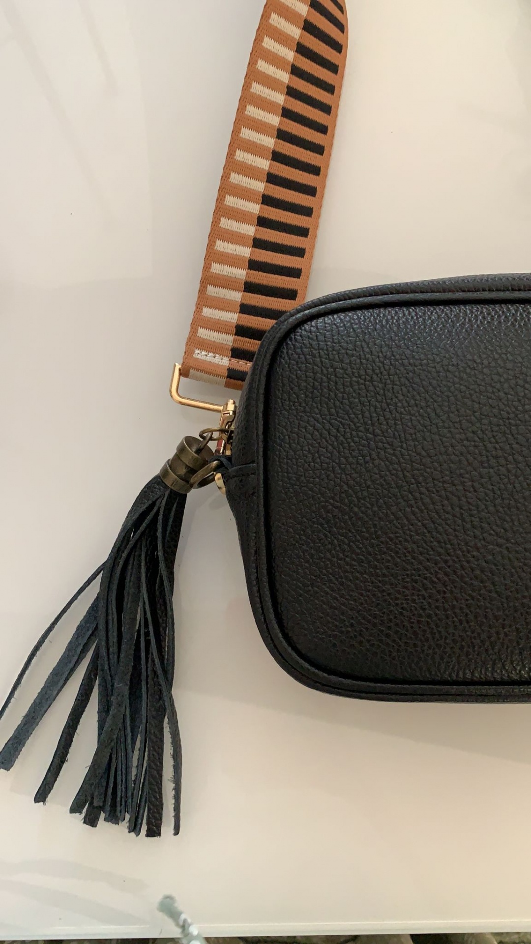 Mala de ombro preta com franja e alça listrada castanha, preta e bege