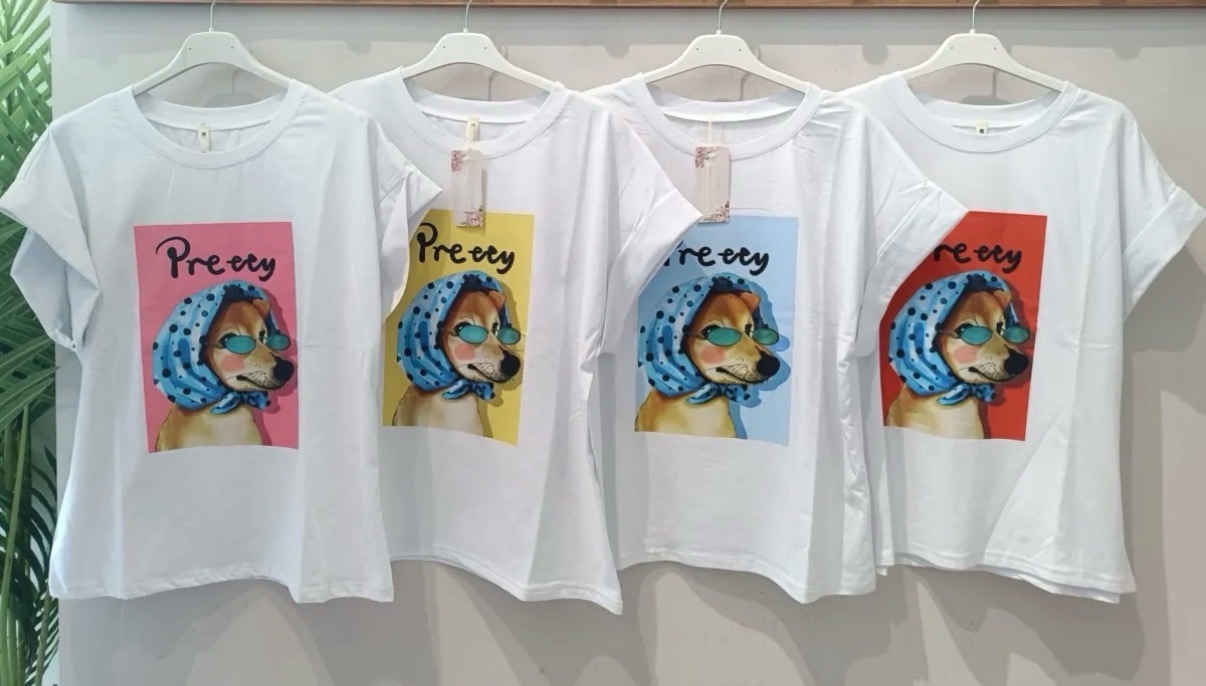 Quatro t-shirts brancas com estampa de cão com lenço azul e óculos, fundos coloridos e texto Preety.