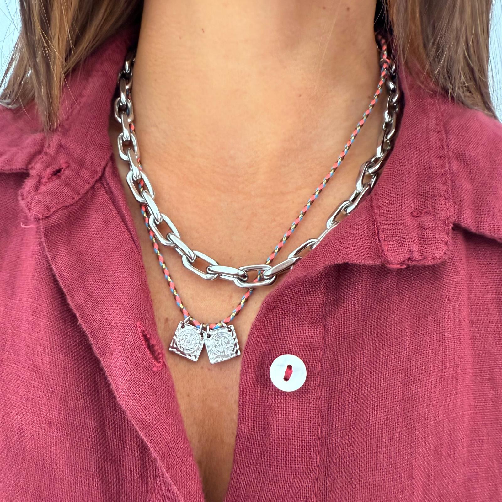 Colar duplo com corrente grossa prateada e cordão trançado com pendentes de cadeado