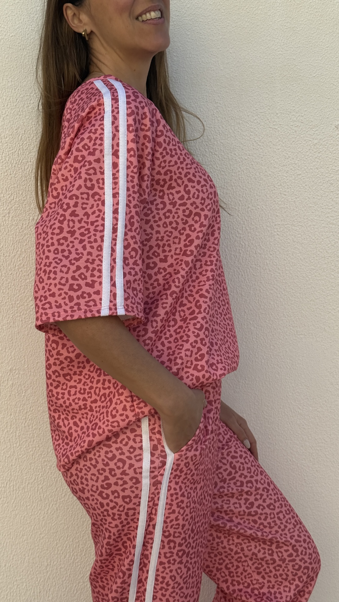 Conjunto de desporto rosa com padrão animal print vermelho e riscas brancas