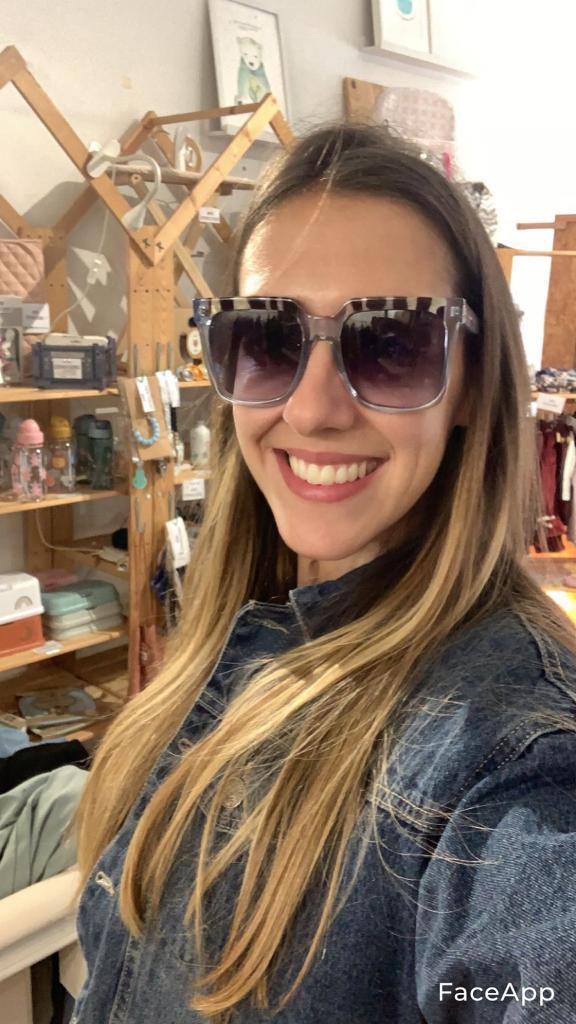 Mulher usando óculos de sol tortoise grandes em loja