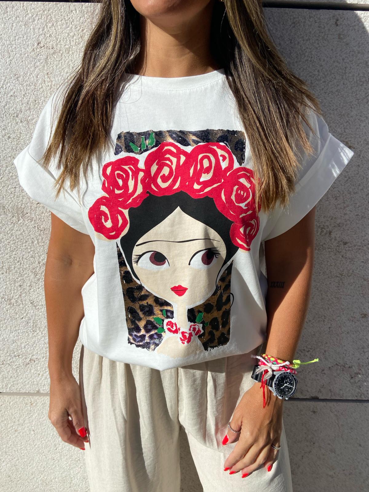 T-shirt branca com estampa de rosto feminino e coroa de rosas vermelhas