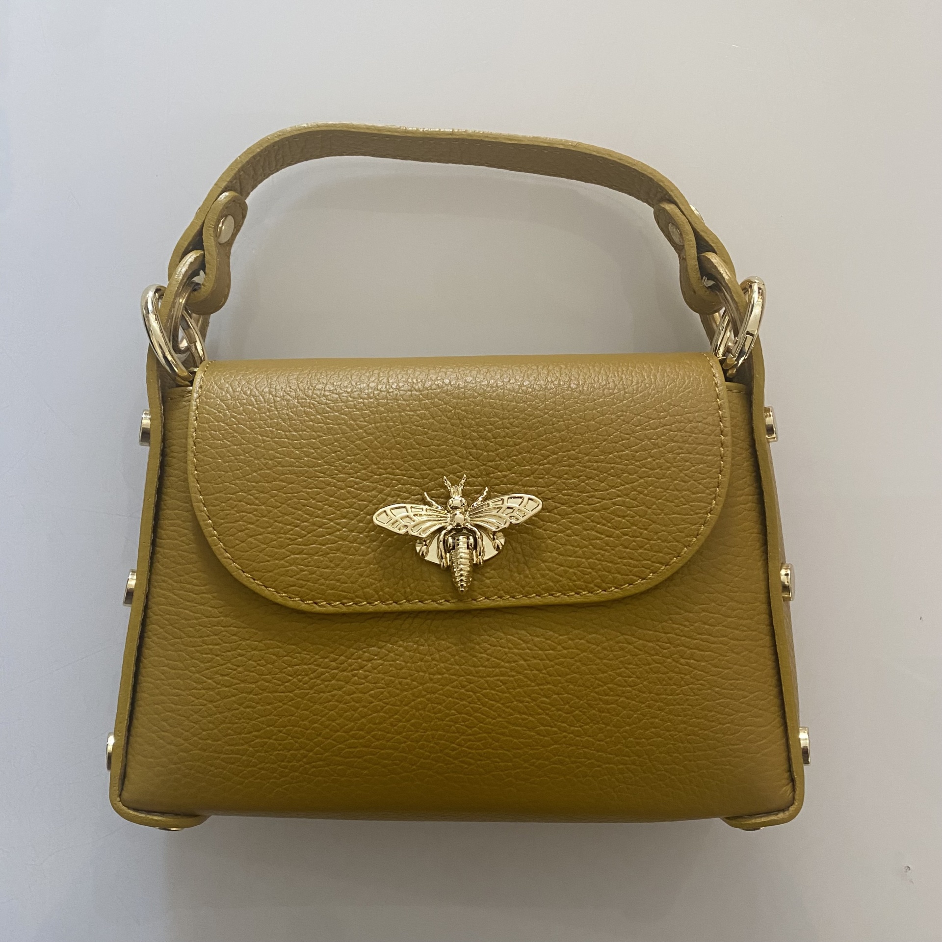 Mala de mão verde-oliva com abelha metálica dourada