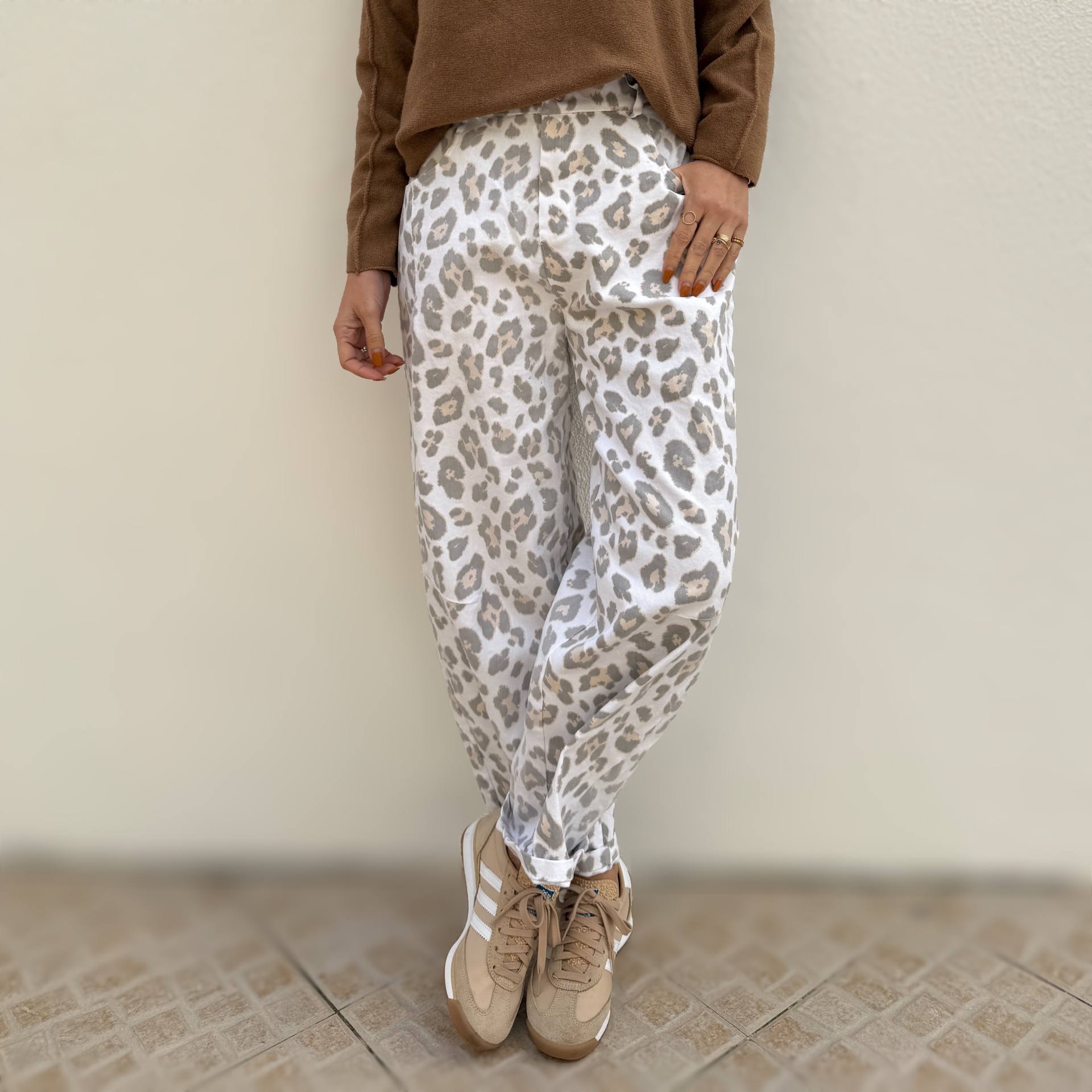 Calças leopardo cinza e bege com sapatilhas bege e castanhas