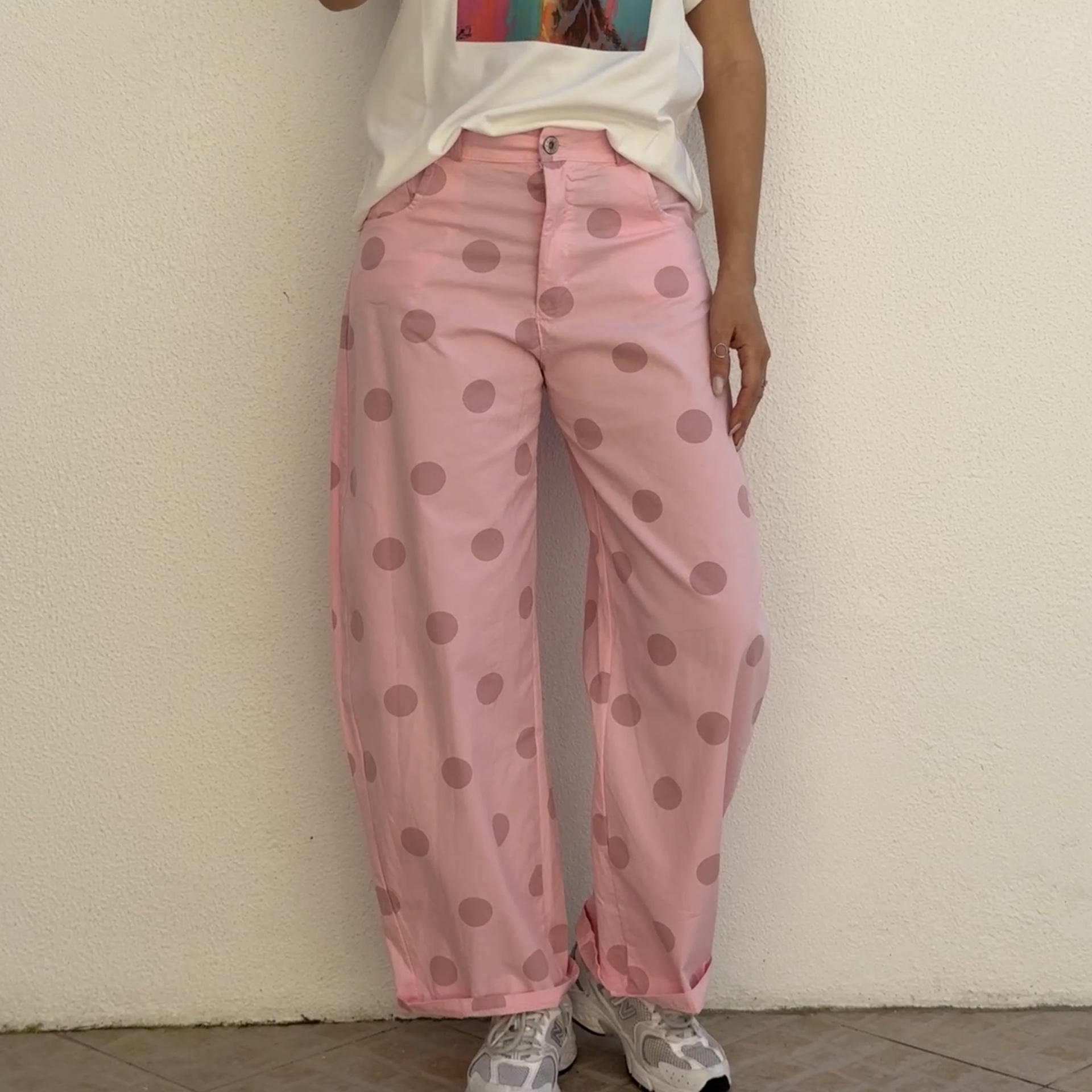 Calças largas cor-de-rosa com bolinhas maiores cor rosa escuro
