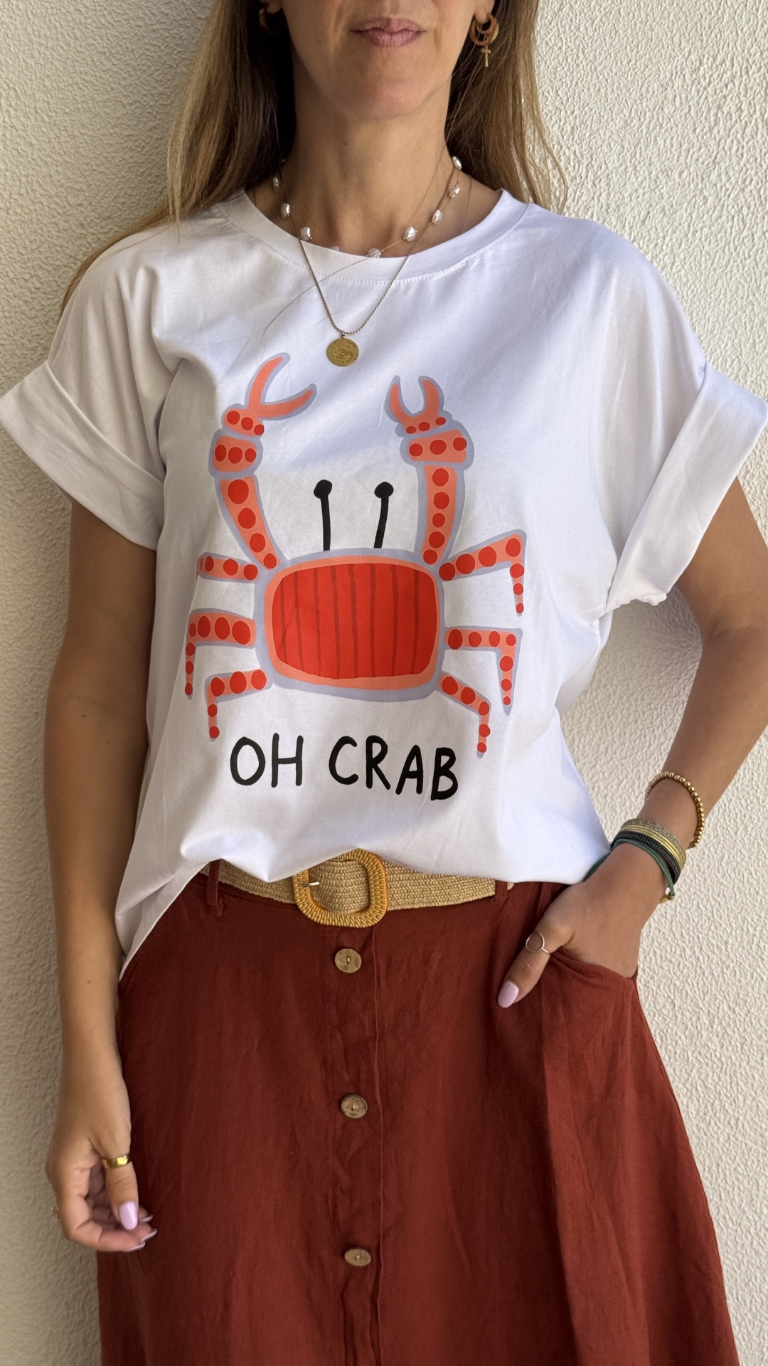 T-shirt branca com estampa de caranguejo e texto OH CRAB