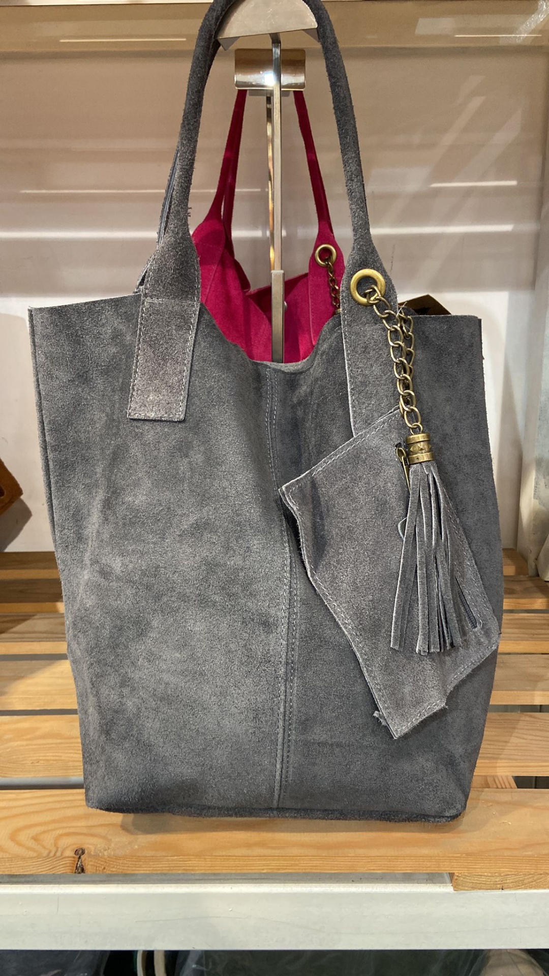 Mala tote cinzenta de camurça com bolsa acessória e corrente dourada