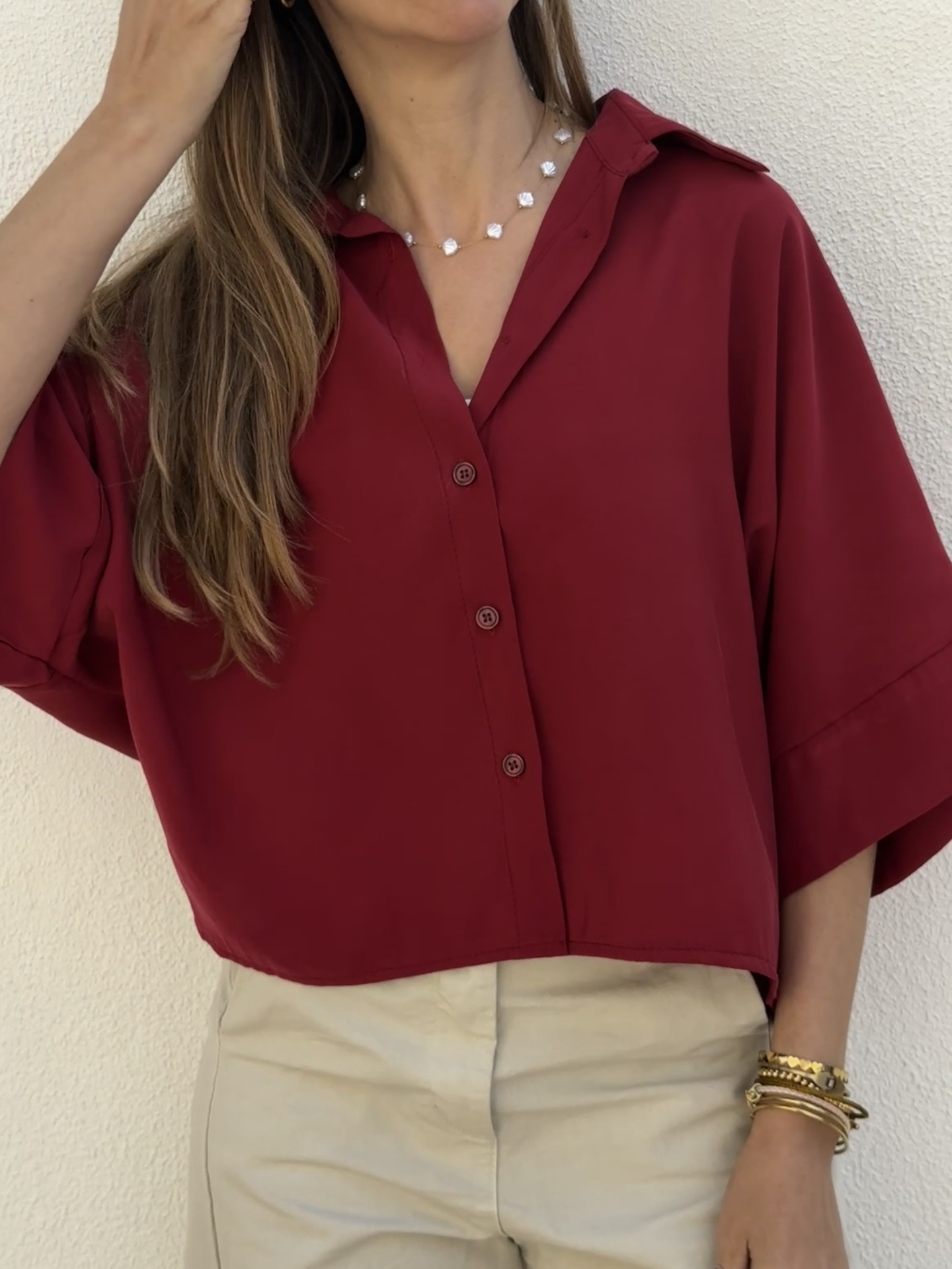 Camisa feminina vermelha com botões e mangas curtas largas