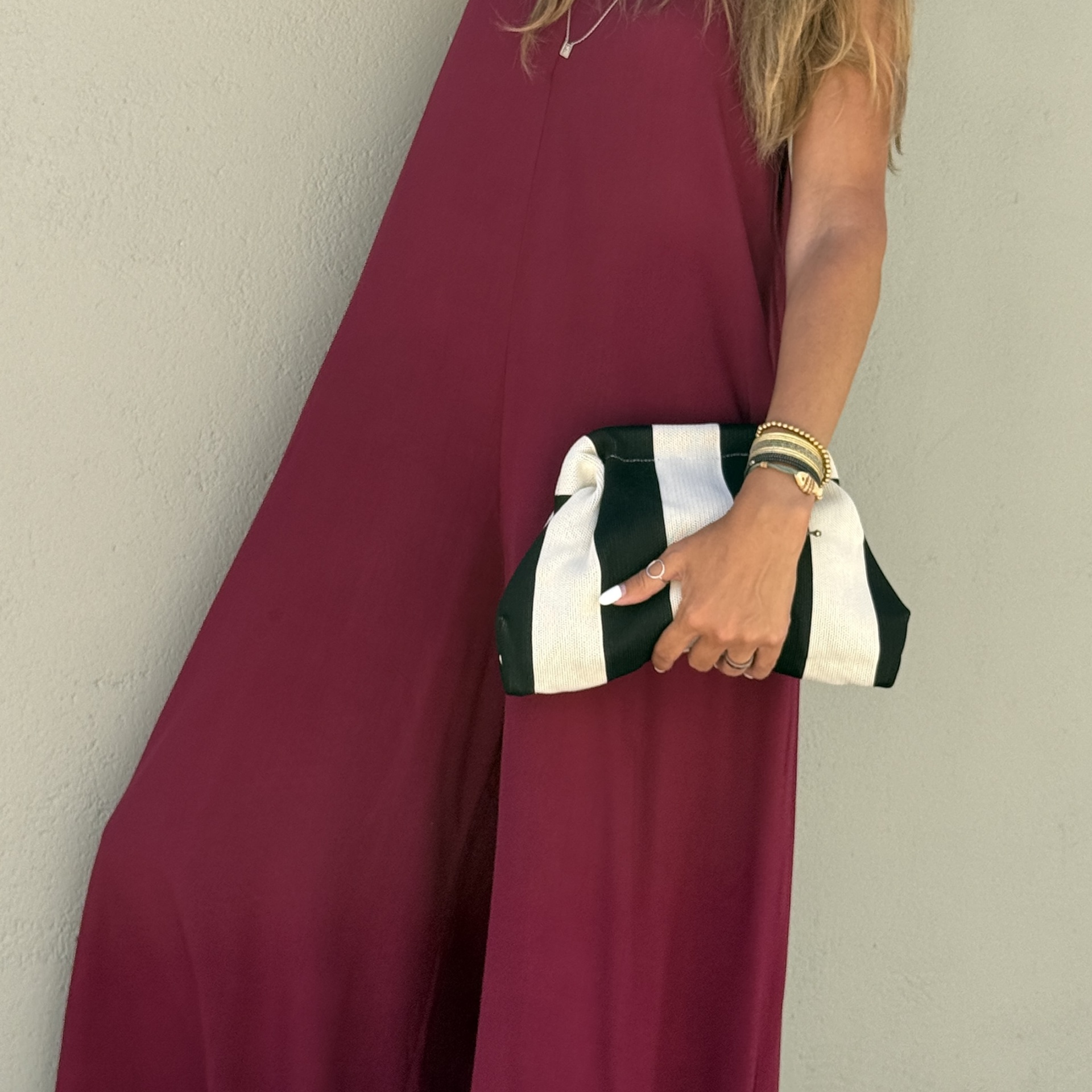 Vestido bordeaux com mala às riscas e acessórios