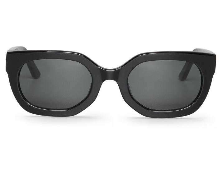 Óculos de sol pretos com lentes escuras e armação grossa quadrada