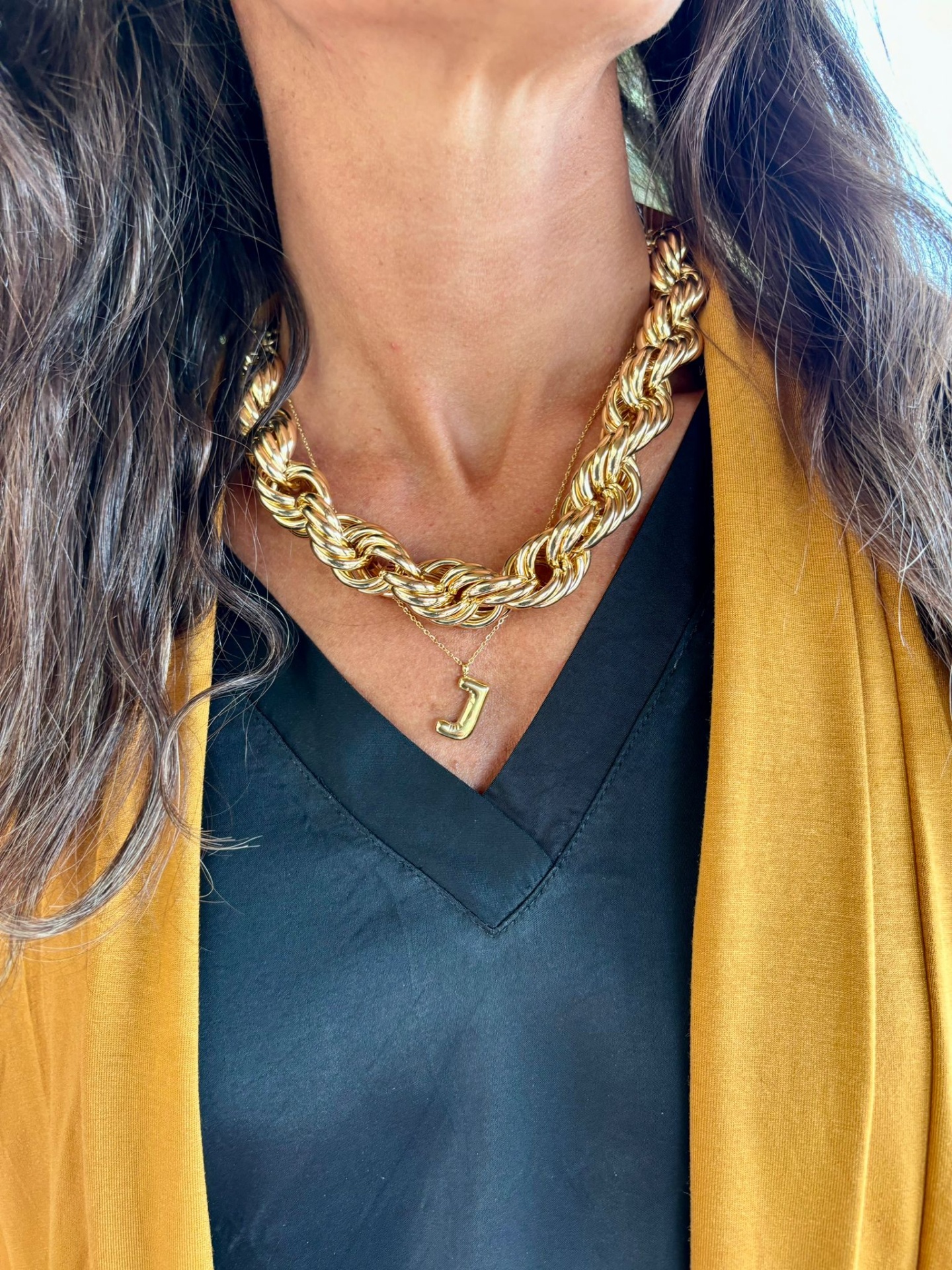 Colar dourado trançado com pendente de letra J