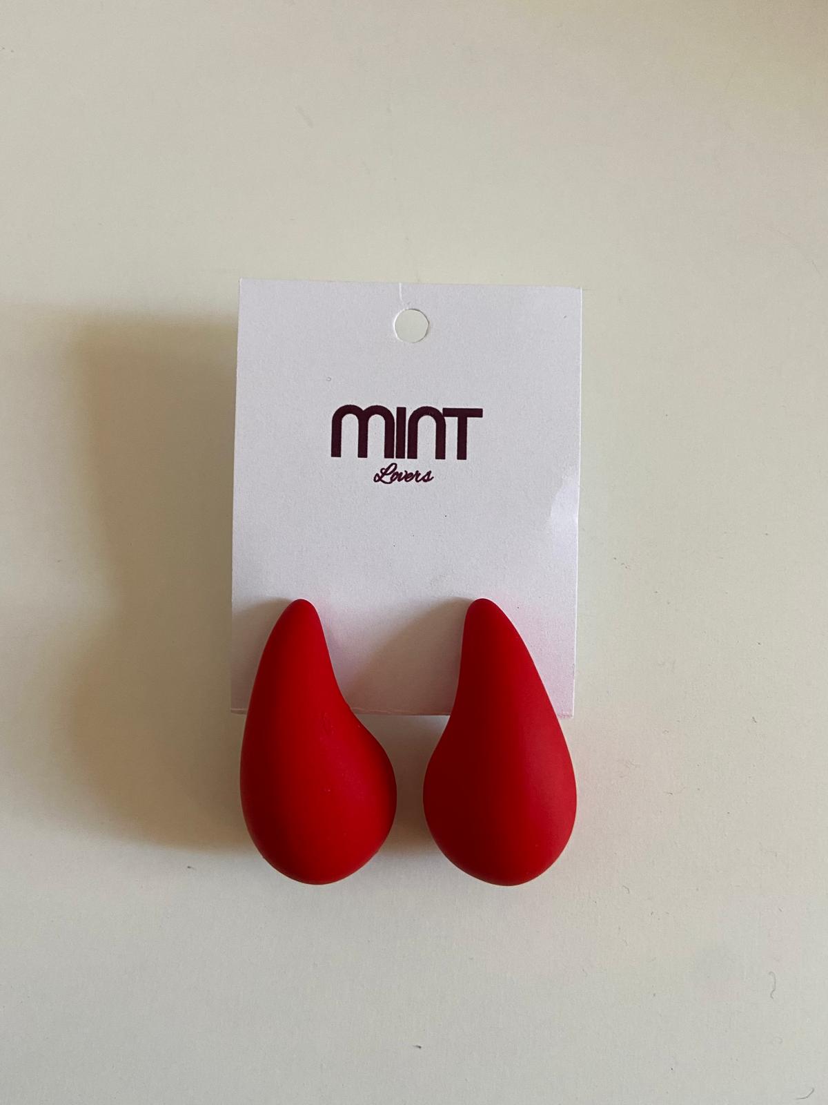 Brincos vermelhos em forma de gota num cartão branco com o logotipo MINT Lovers