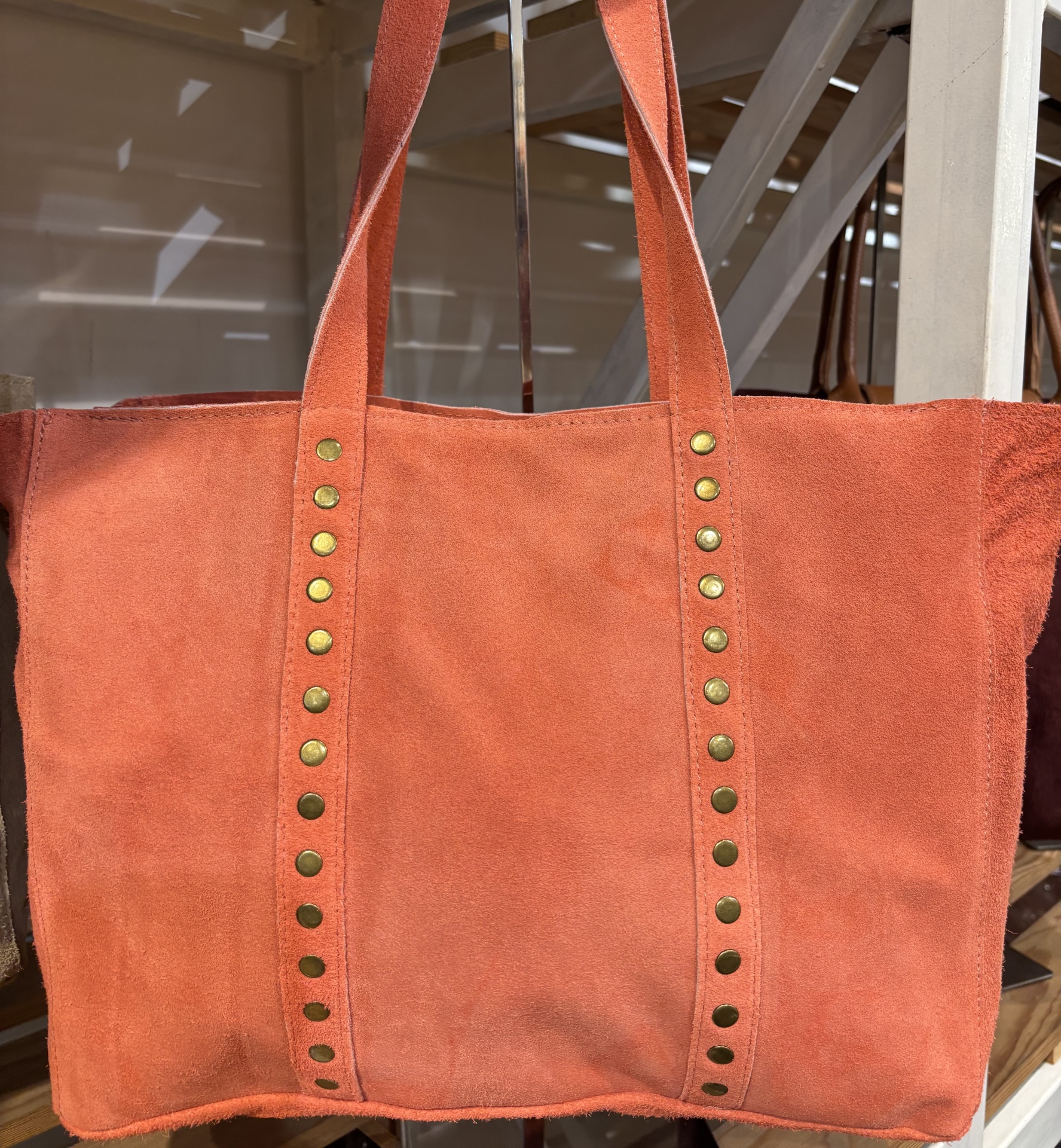 Mala tote de camurça laranja com rebites metálicos