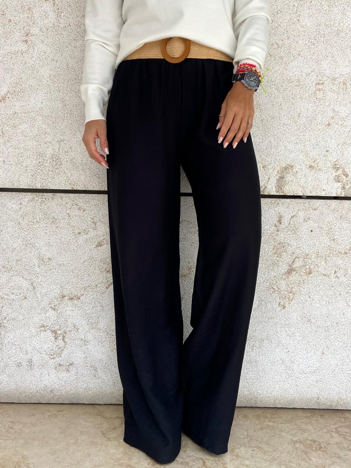 Calças largas pretas com cinto castanho e camiseta branca