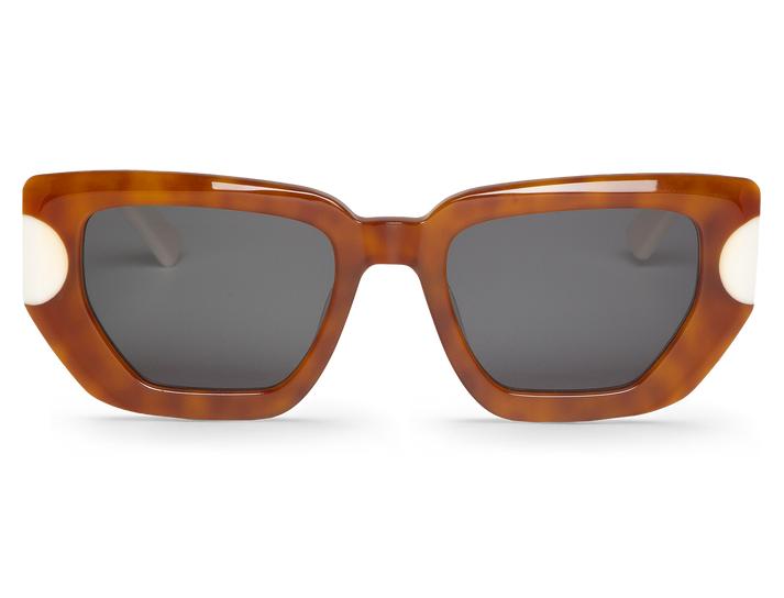 Óculos de sol castanhos com detalhes brancos e lentes escuras